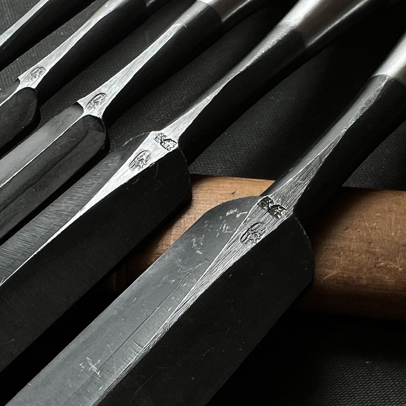 Yoshitaka Dovetail Paring chisels (Usunomi) with white steel 義隆 鎬薄鑿 12,15,18,24,30mm