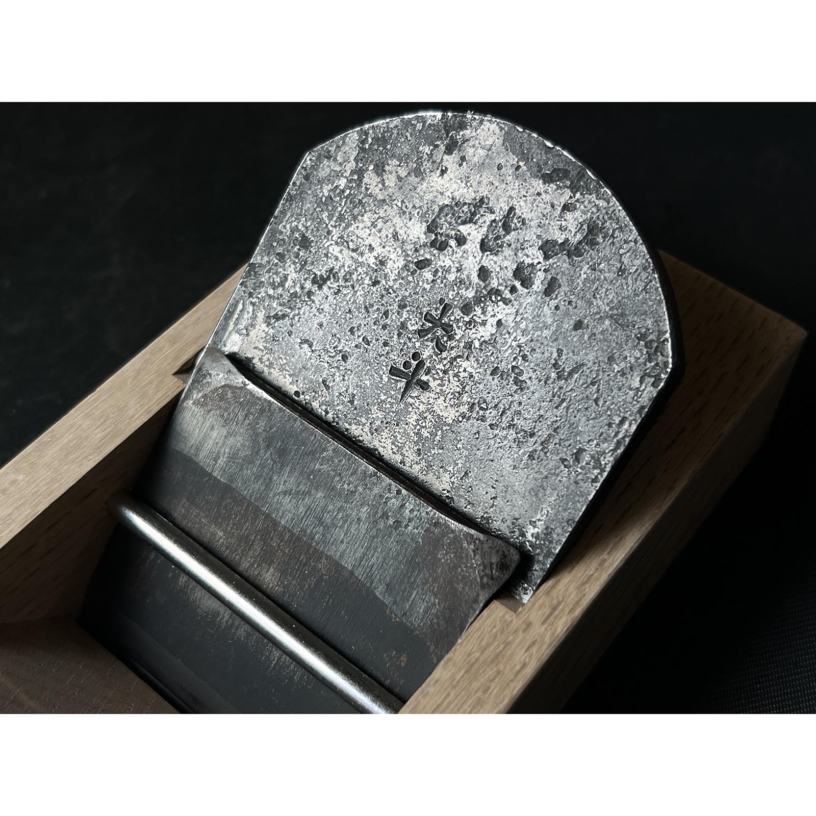 Light used Daito Keizaburo Smoothing Plana(Kanna) with new Koyoshiya dai 中古 大斗 圭三郎 仕上げ鉋 小吉屋台 70mm