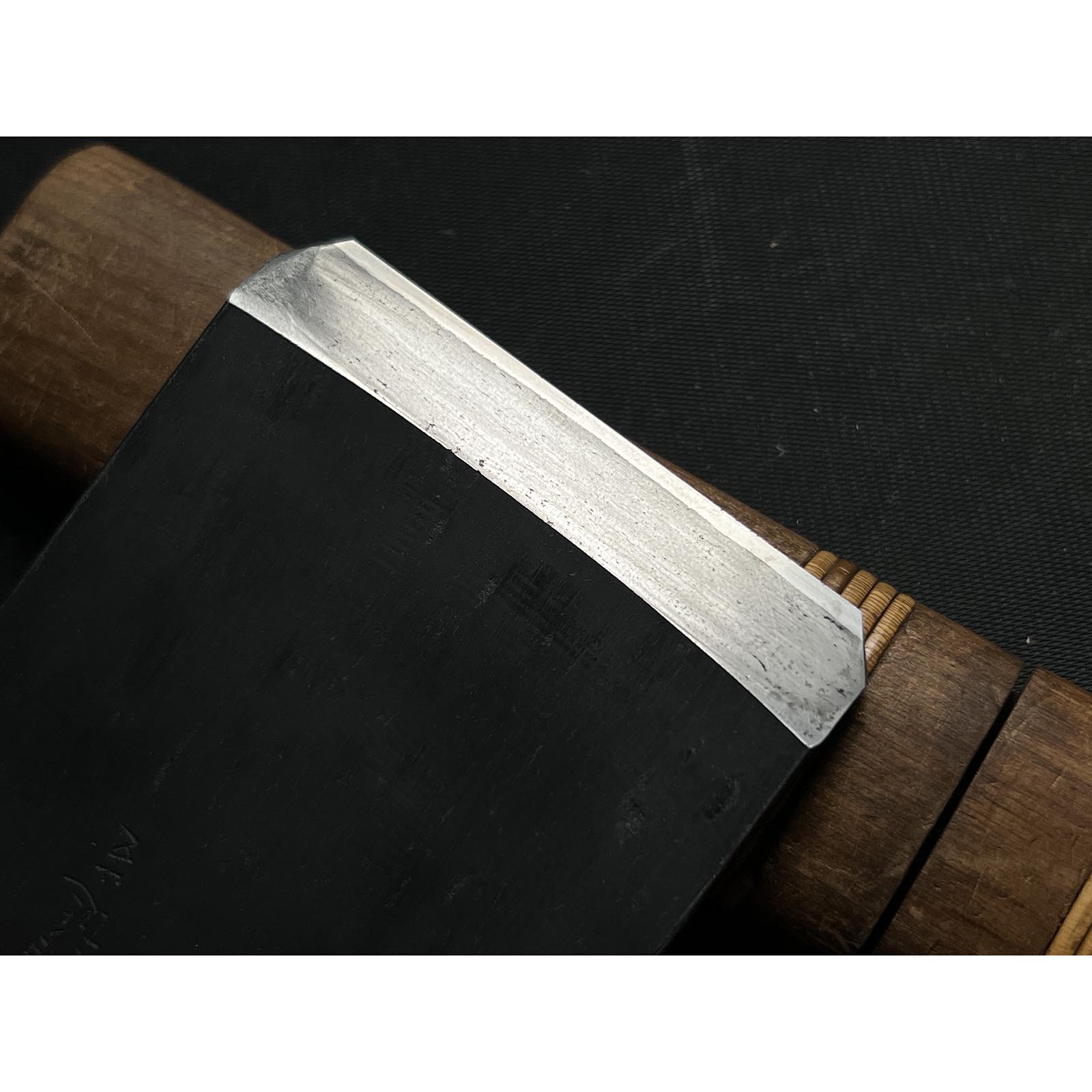 Light used Daito Keizaburo Smoothing Plana(Kanna) with new Koyoshiya dai 中古 大斗 圭三郎 仕上げ鉋 小吉屋台 70mm