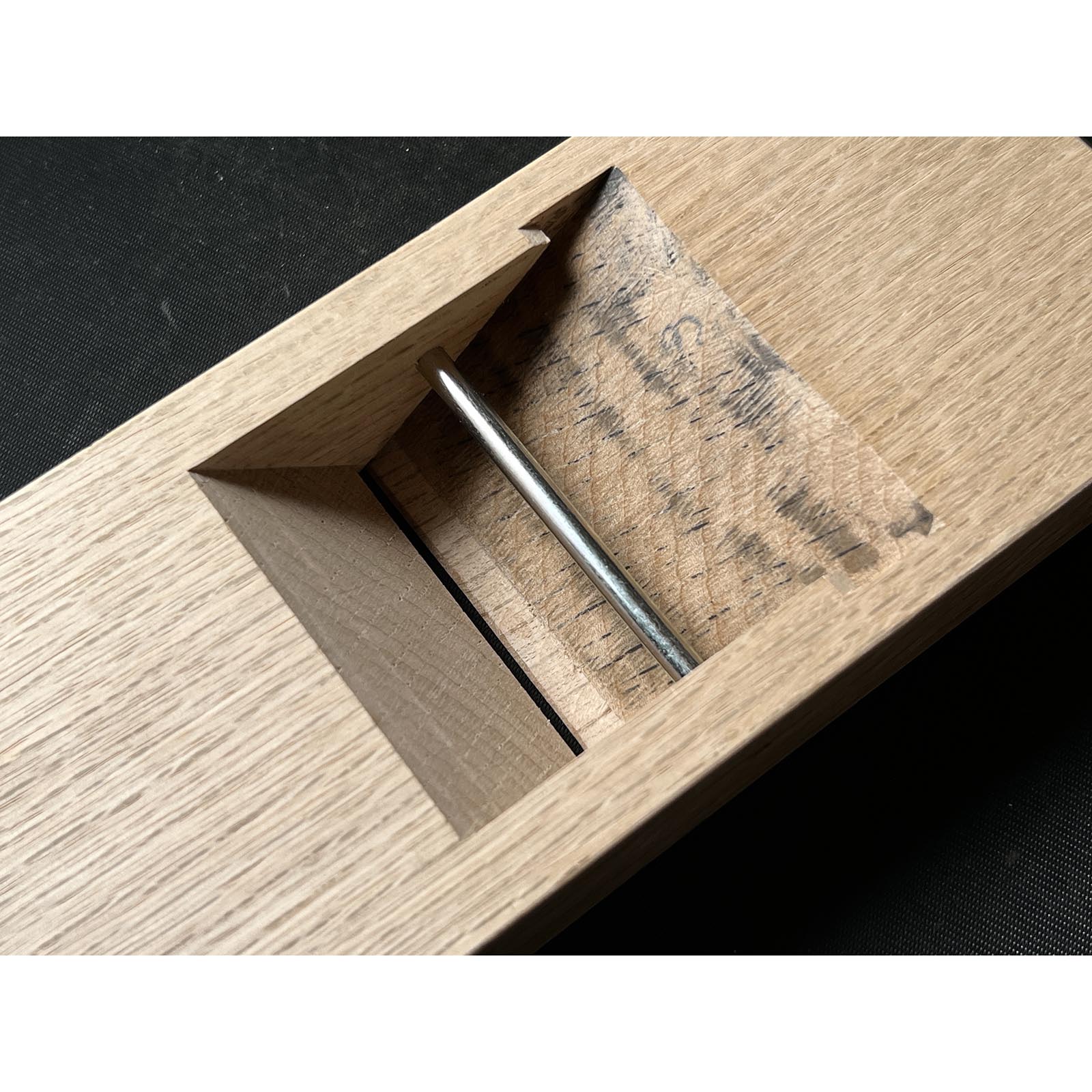 Light used Daito Keizaburo Smoothing Plana(Kanna) with new Koyoshiya dai 中古 大斗 圭三郎 仕上げ鉋 小吉屋台 70mm