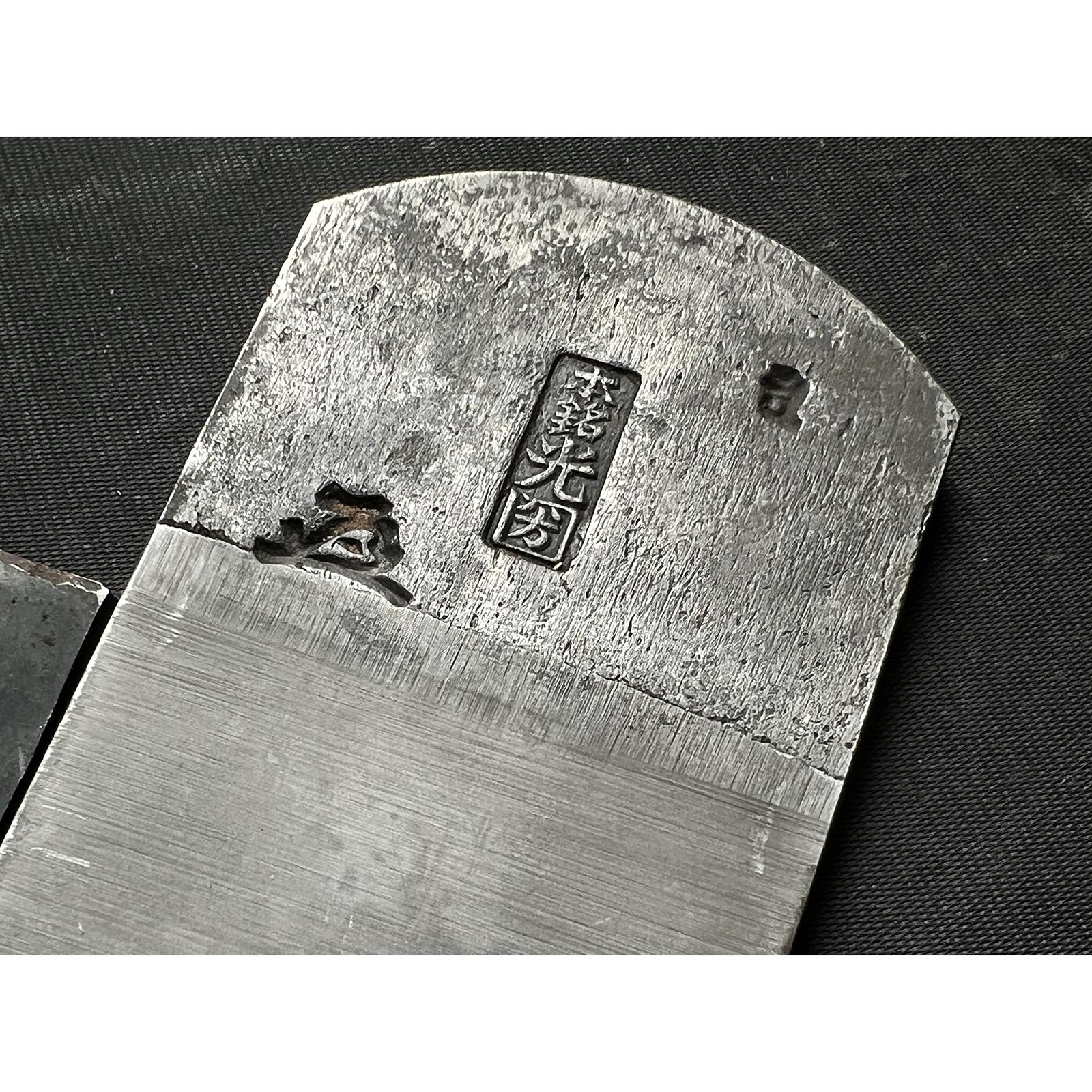 Old stock Honmei Mitsukuni Long body Plane (Nagadai-Kanna) with Koyoshiya dai 掘出し物 本銘光圀 石橋藤七作 長台鉋 小吉屋台 65mm