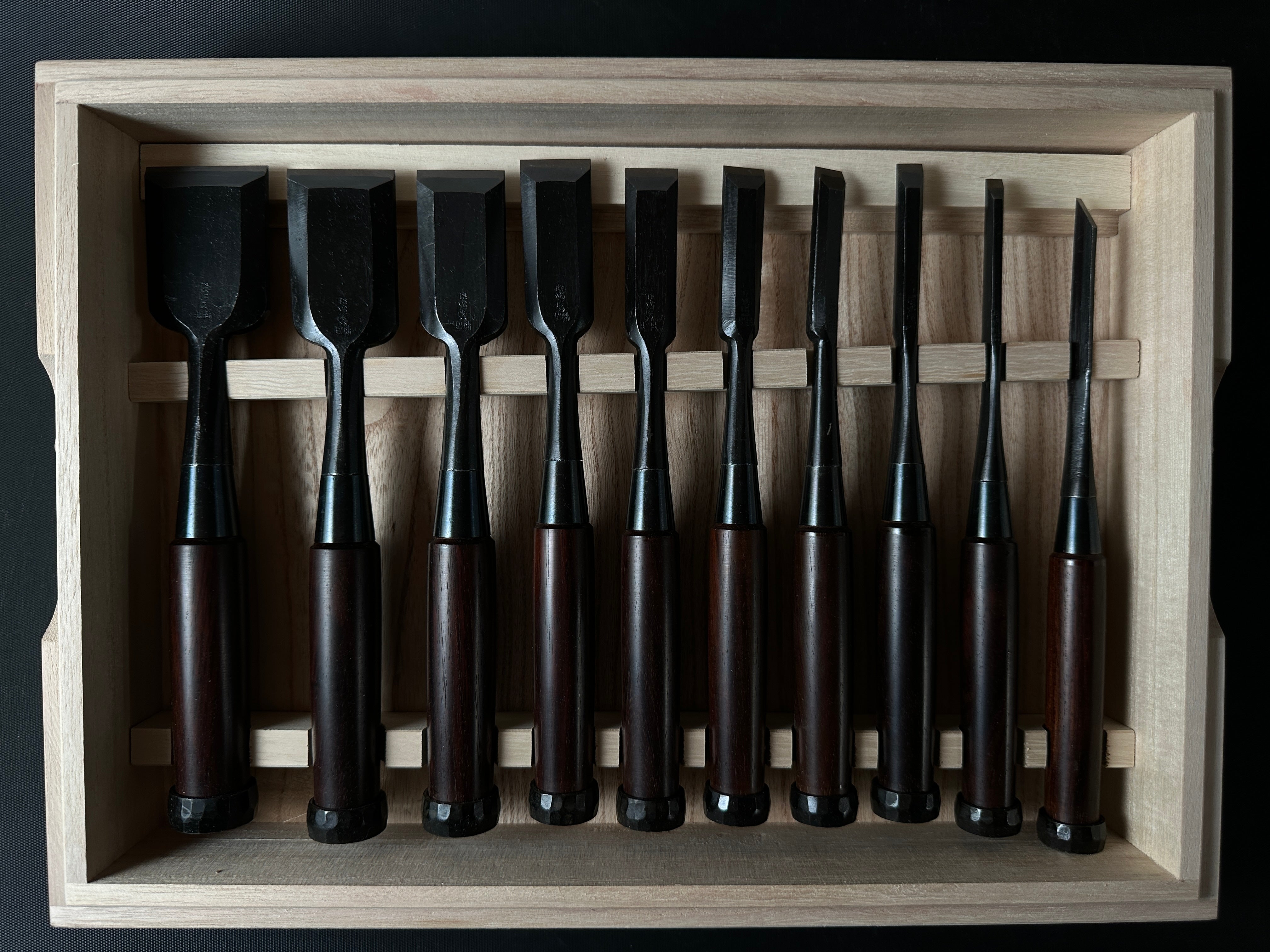 Kikuhiromaru Bench chisels set (Oirenomi)with wooden box  菊弘丸 追入組鑿 紫檀柄 桐箱付