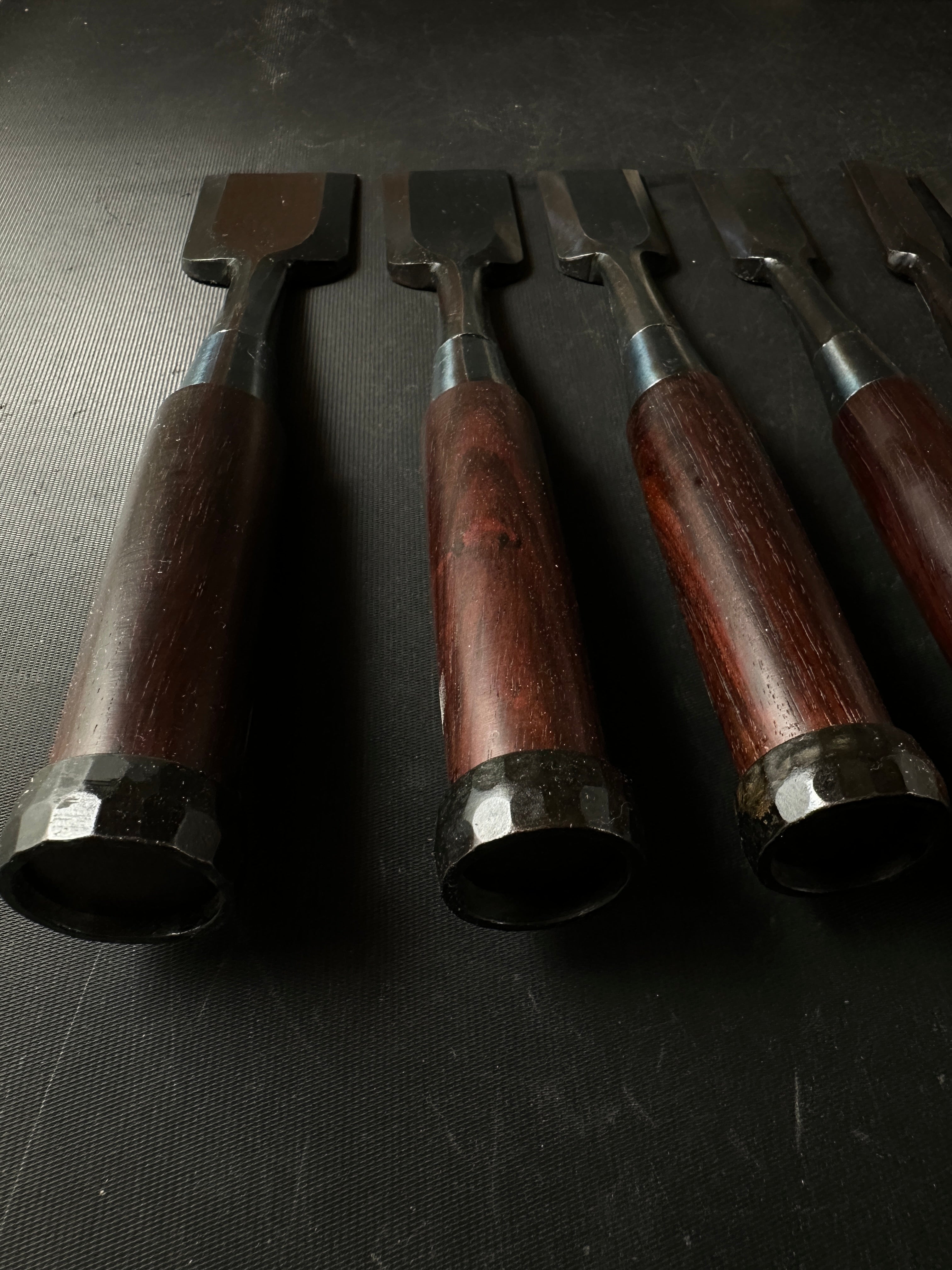 Kikuhiromaru Bench chisels set (Oirenomi)with wooden box 菊弘丸 追入組鑿 紫檀柄 桐箱付