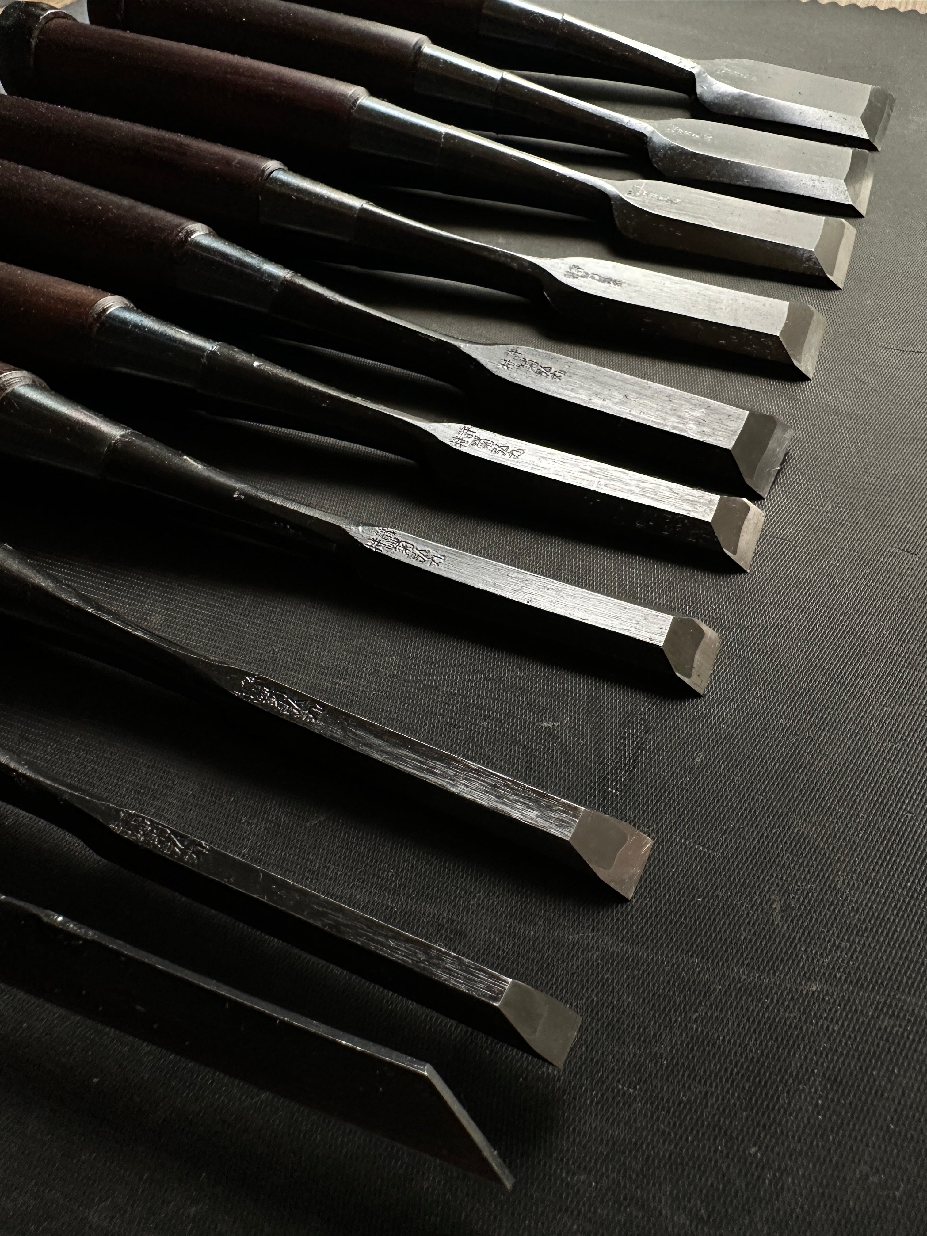 Kikuhiromaru Bench chisels set (Oirenomi)with wooden box 菊弘丸 追入組鑿 紫檀柄 桐箱付