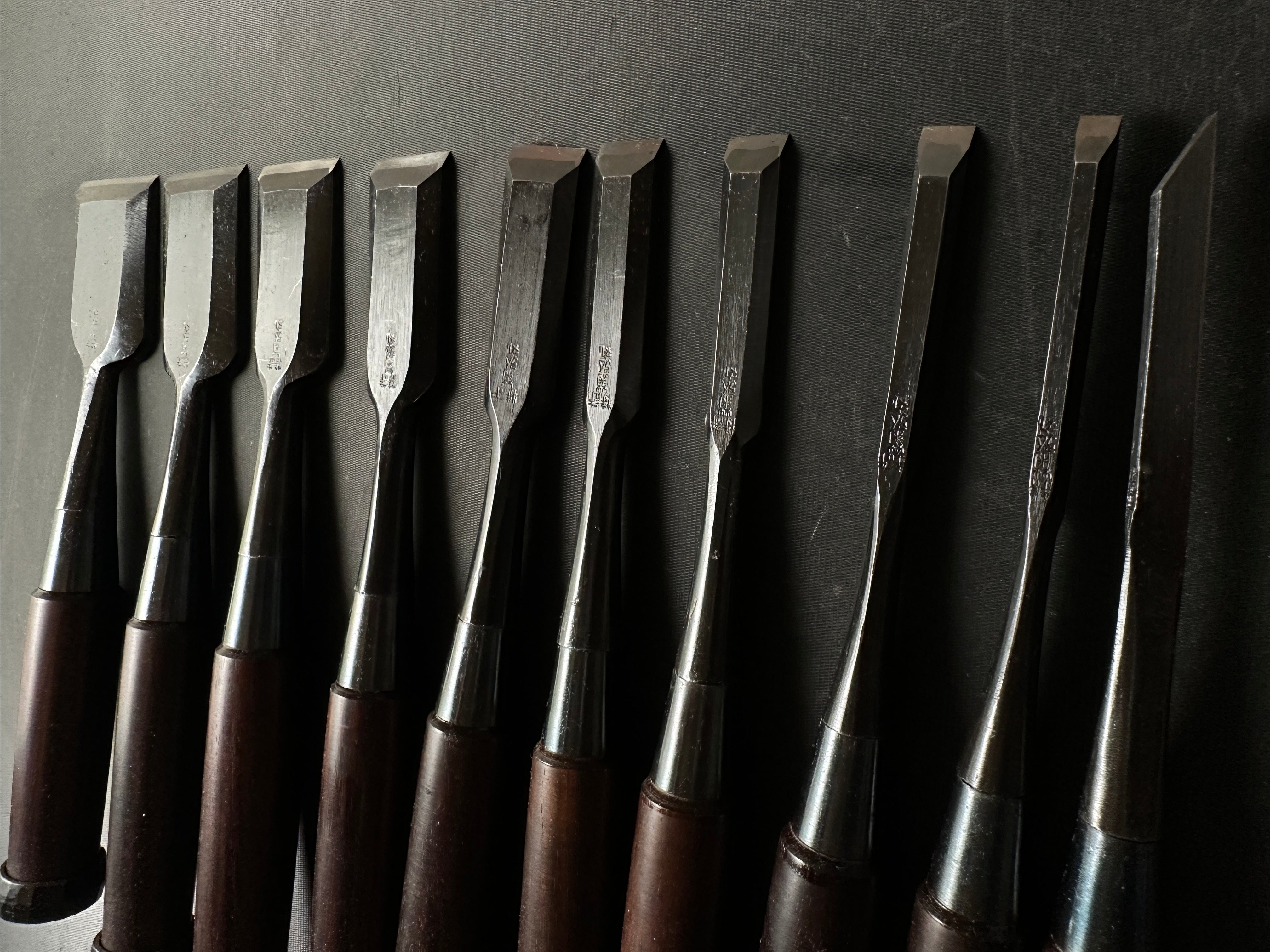 Kikuhiromaru Bench chisels set (Oirenomi)with wooden box 菊弘丸 追入組鑿 紫檀柄 桐箱付