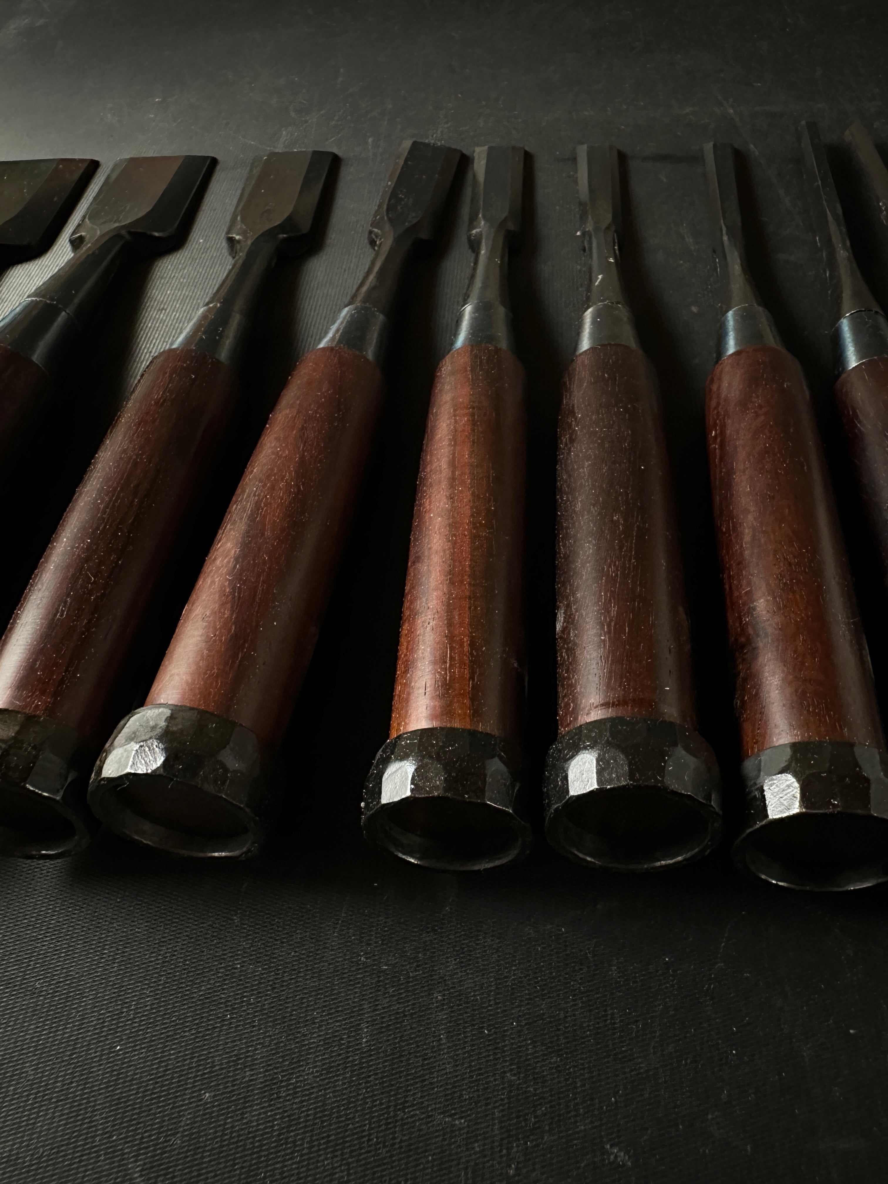 Kikuhiromaru Bench chisels set (Oirenomi)with wooden box 菊弘丸 追入組鑿 紫檀柄 桐箱付