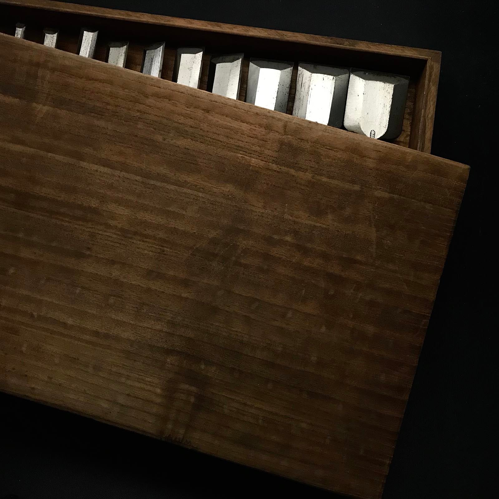 Korehide Bench chisels set with Quadruple ura 是秀 追入12本組鑿 干支彫り 四つ裏 Oiirenomi