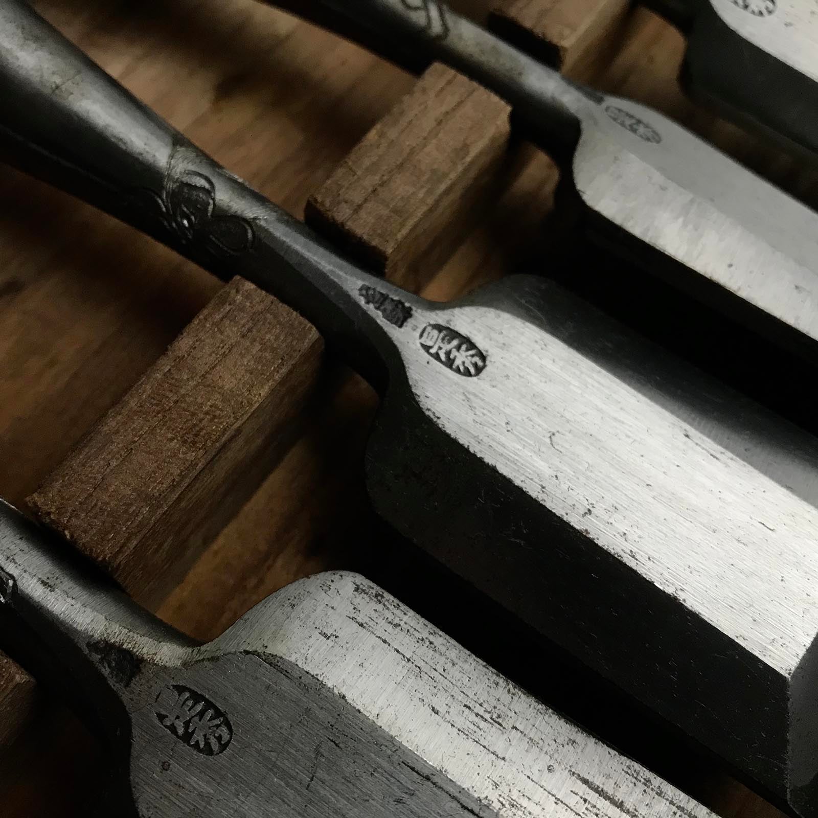Korehide Bench chisels set with Quadruple ura 是秀 追入12本組鑿 干支彫り 四つ裏 Oiirenomi