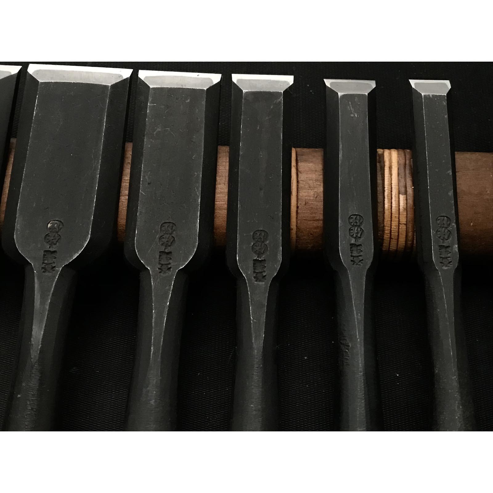 田斎 卓上ノミ 青鋼 おいれのみ 田斎作 黒仕上 追入組鑿