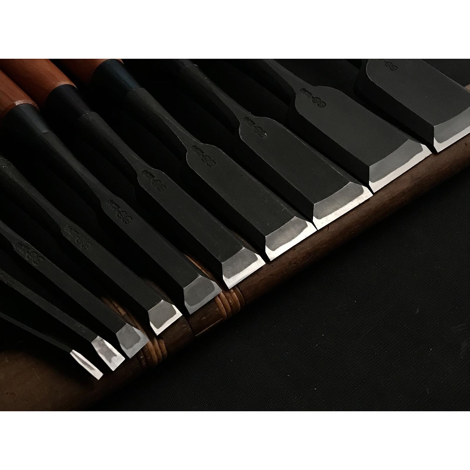 田斎 卓上ノミ 青鋼 おいれのみ 田斎作 黒仕上 追入組鑿