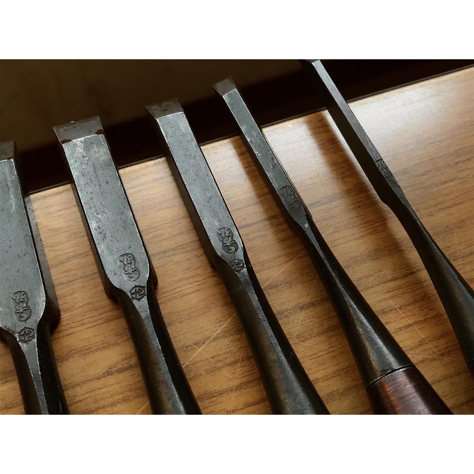 Old stock Hidari Ichihiro Second Generation Kakuuchi Bench chisels set 掘出し物 月市弘 二代目左市弘山崎勇作 角打追入組鑿 Oirenomi