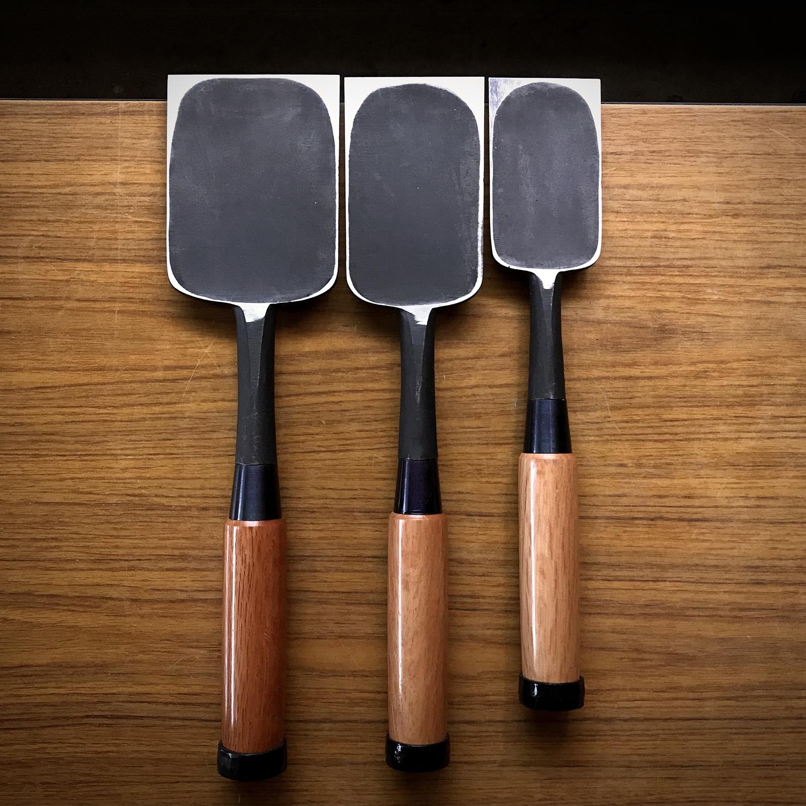 助正 幅広叩き鑿 白鋼付木工ノミ 助正黒仕上 幅広叩き鑿 75,90mm たたきのみ