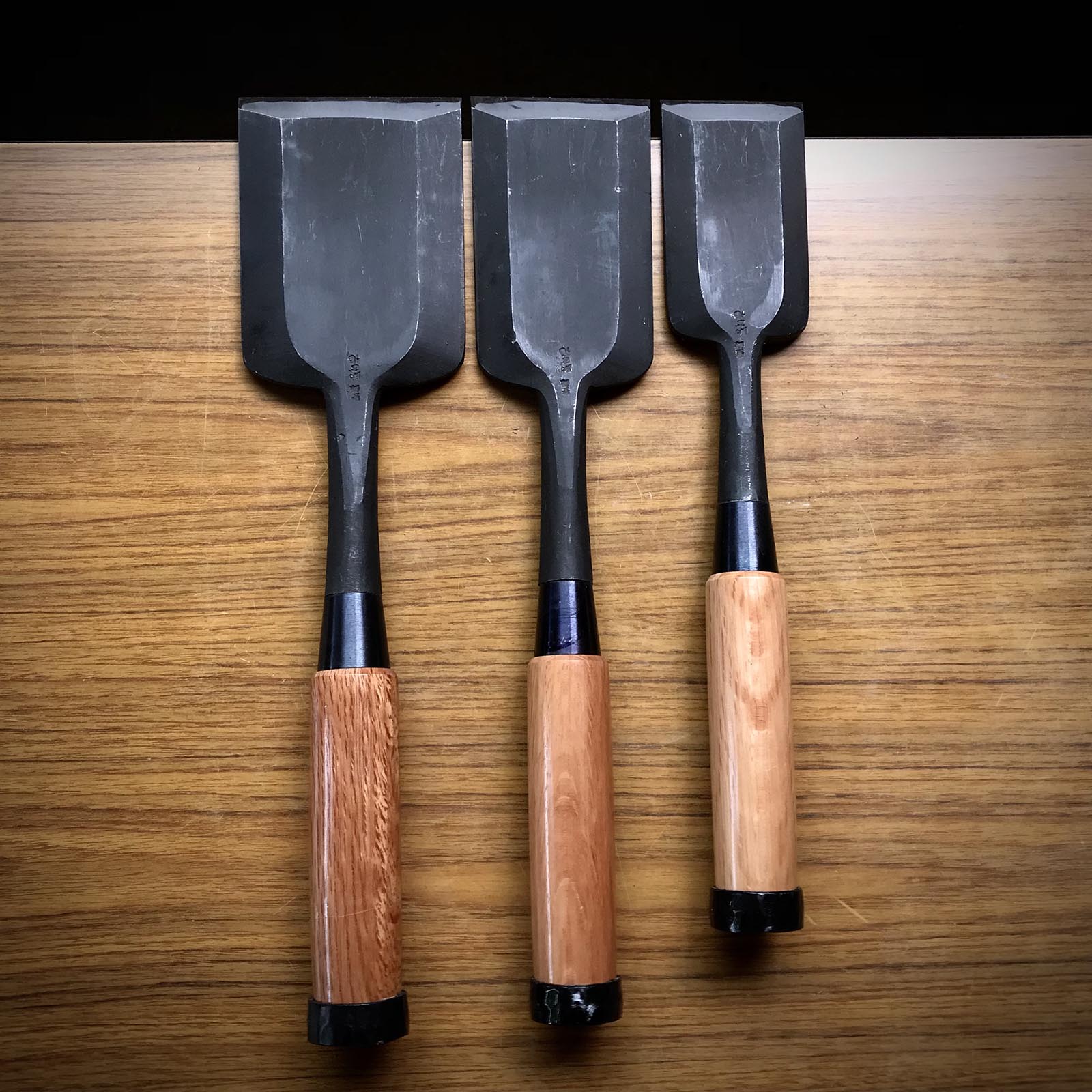 助正 幅広叩き鑿 白鋼付木工ノミ 助正黒仕上 幅広叩き鑿 75,90mm たたきのみ