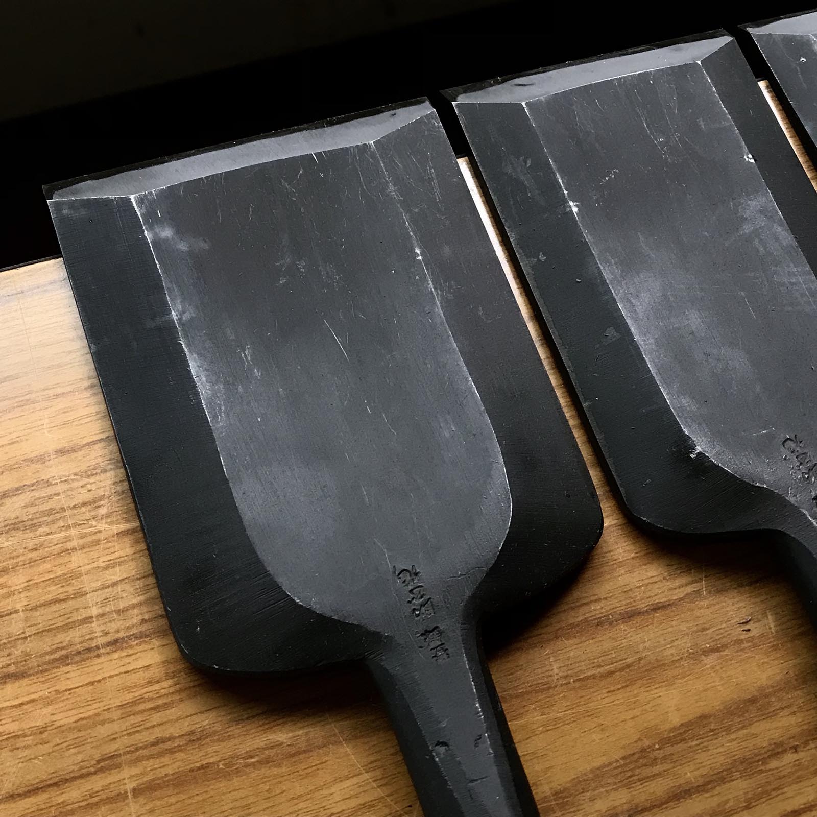 助正 幅広叩き鑿 白鋼付木工ノミ 助正黒仕上 幅広叩き鑿 75,90mm たたきのみ