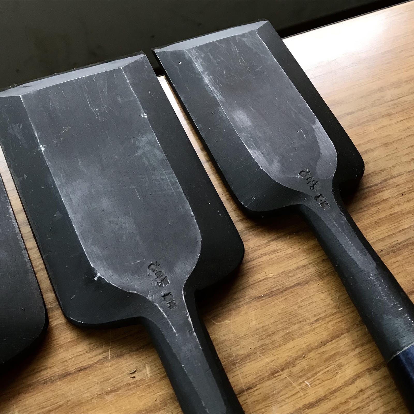 助正 幅広叩き鑿 白鋼付木工ノミ 助正黒仕上 幅広叩き鑿 75,90mm たたきのみ