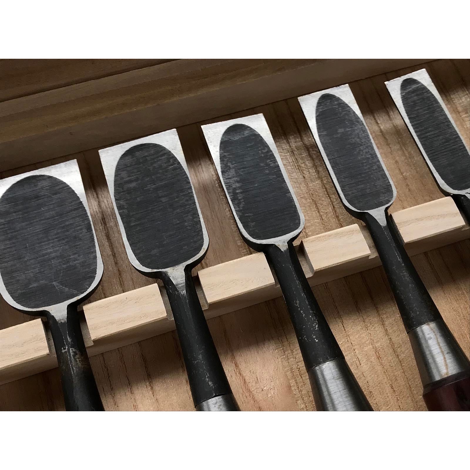 Old stock Hidari-Munekatsu Bench chisels set by Suzuki Shousuke 掘出し物 左宗勝 鈴木章助作 追入組鑿 Orenomi