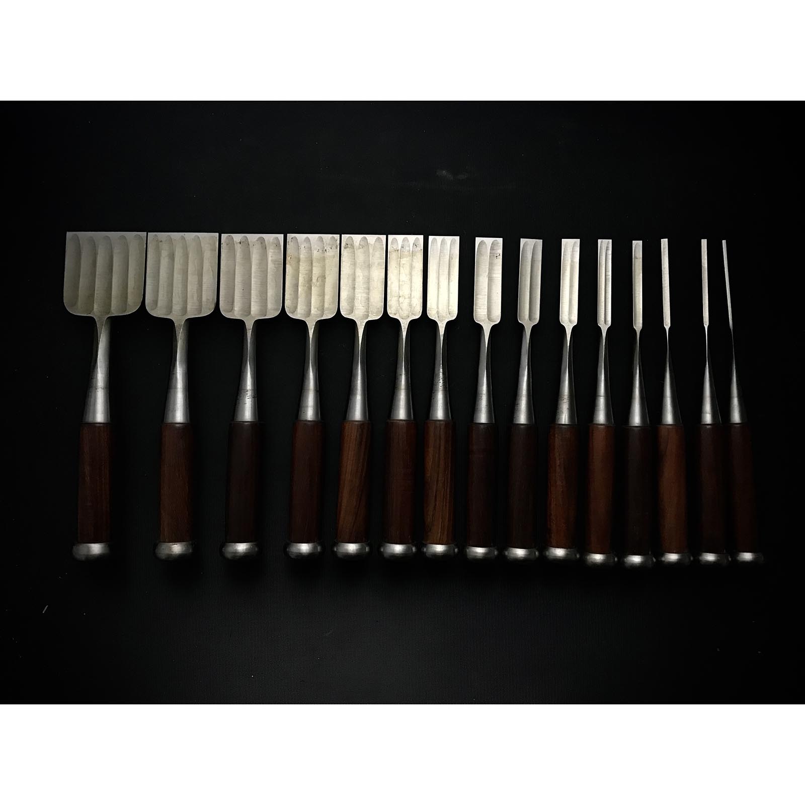 Old stock Yoshihiro Bench chisels set with Quintuple ura 芳弘 追入15本組鑿 龍彫り 五つ裏 Oiirenom