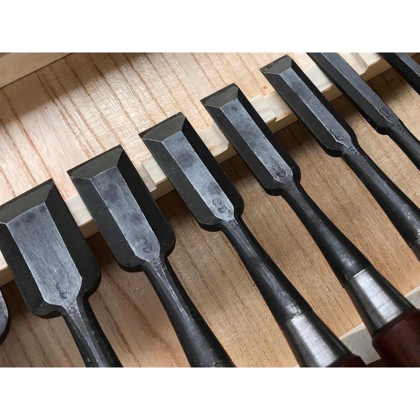 Old stock Hidari-Munekatsu Bench chisels set by Suzuki Shousuke 掘出し物 左宗勝 鈴木章助作 追入組鑿 Orenomi