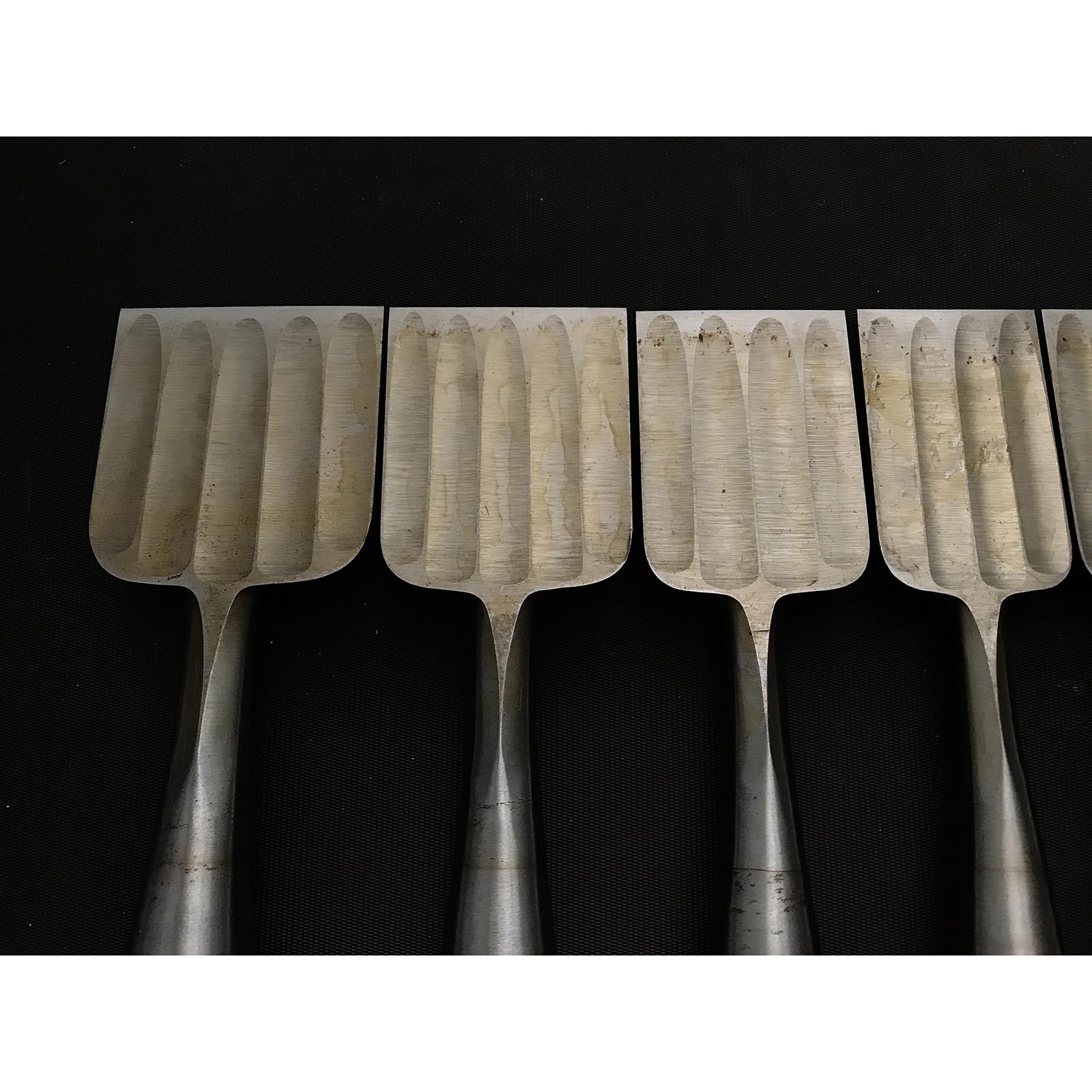 Old stock Yoshihiro Bench chisels set with Quintuple ura 芳弘 追入15本組鑿 龍彫り 五つ裏 Oiirenom