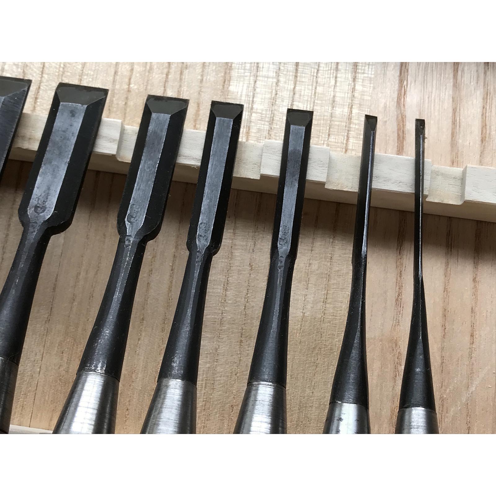 Old stock Hidari-Munekatsu Bench chisels set by Suzuki Shousuke 掘出し物 左宗勝 鈴木章助作 追入組鑿 Orenomi