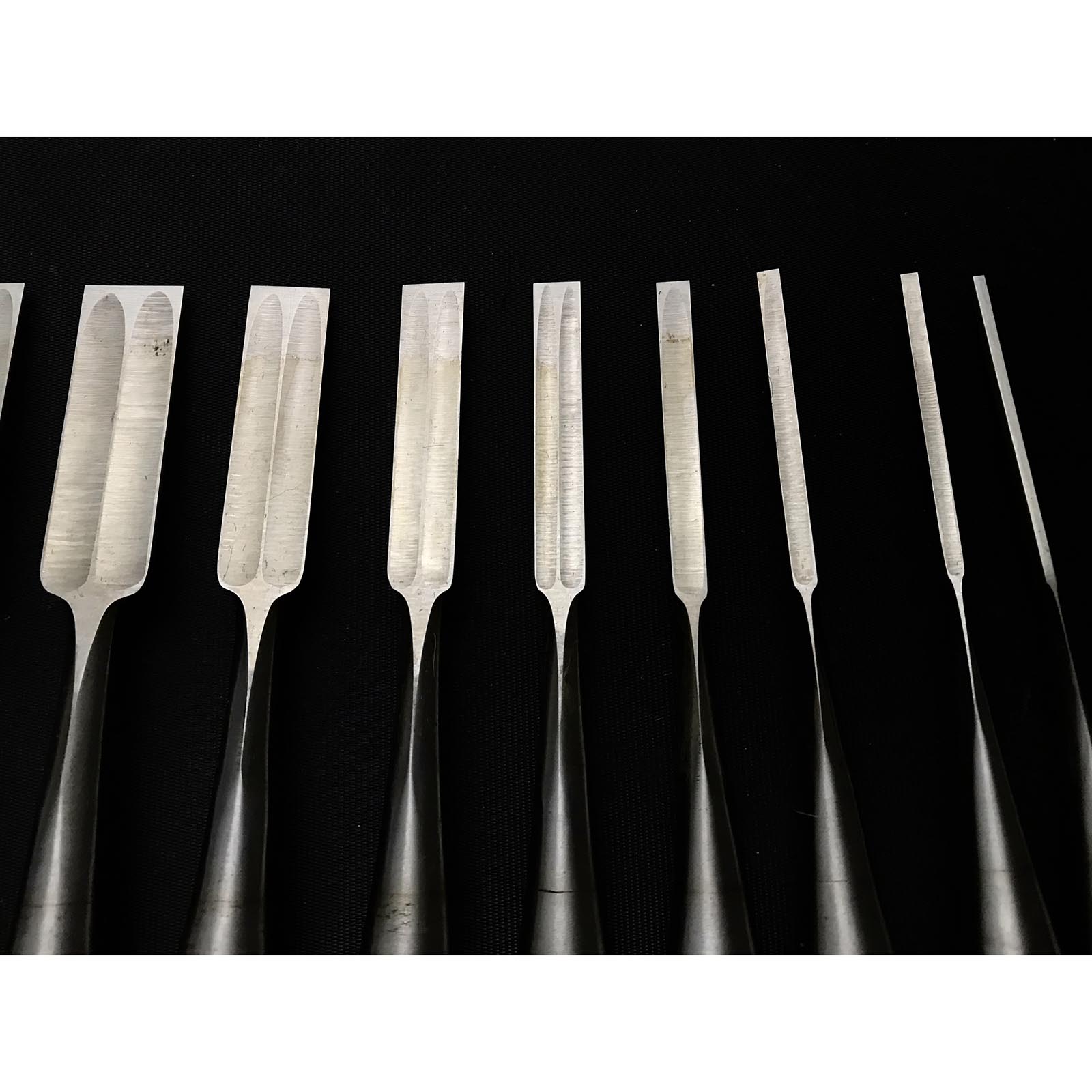 Old stock Yoshihiro Bench chisels set with Quintuple ura 芳弘 追入15本組鑿 龍彫り 五つ裏 Oiirenom