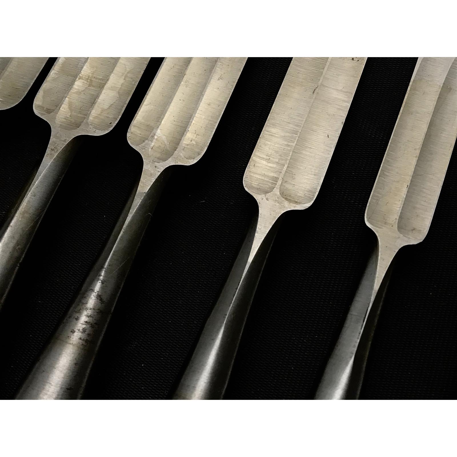 Old stock Yoshihiro Bench chisels set with Quintuple ura 芳弘 追入15本組鑿 龍彫り 五つ裏 Oiirenom