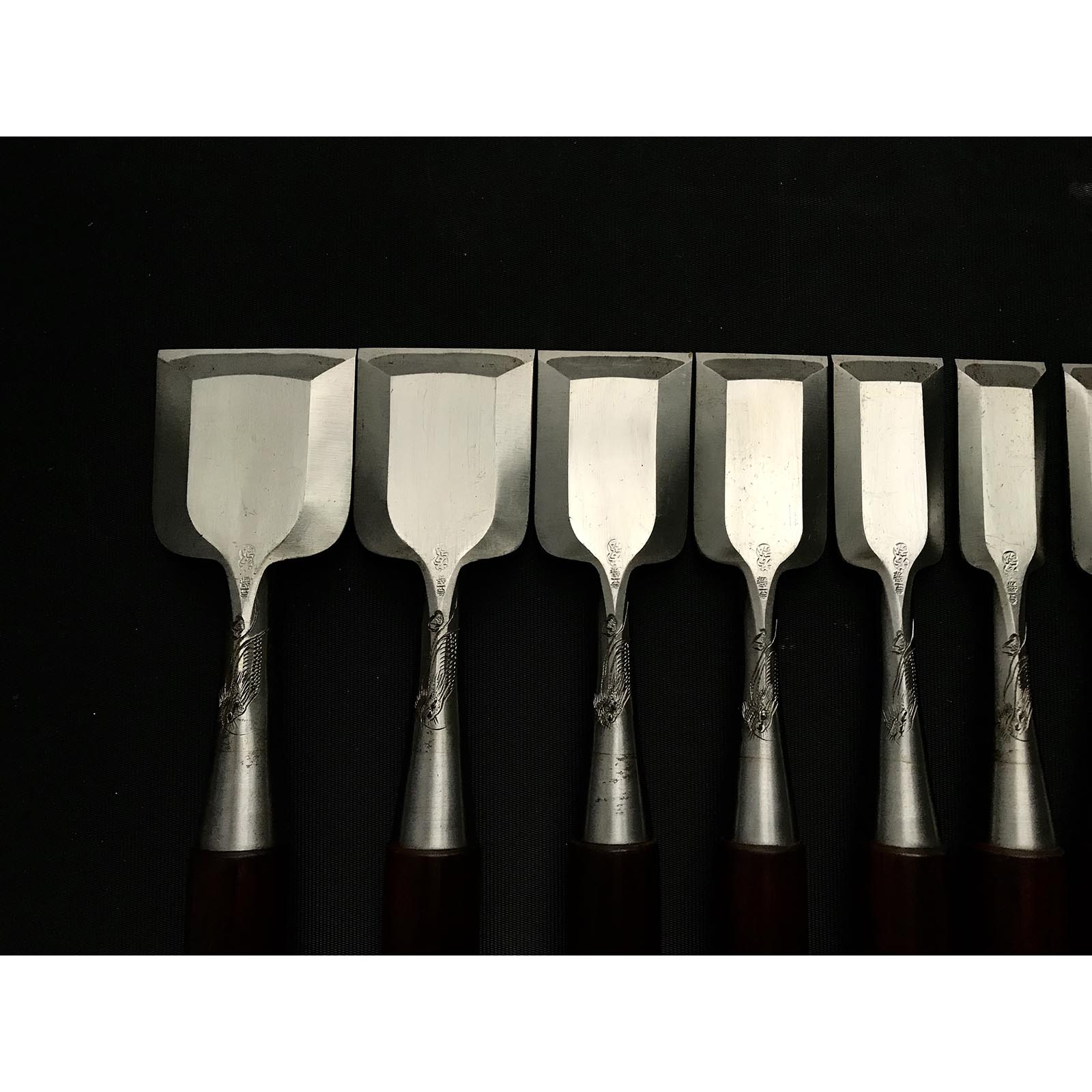 Old stock Yoshihiro Bench chisels set with Quintuple ura 芳弘 追入15本組鑿 龍彫り 五つ裏 Oiirenom