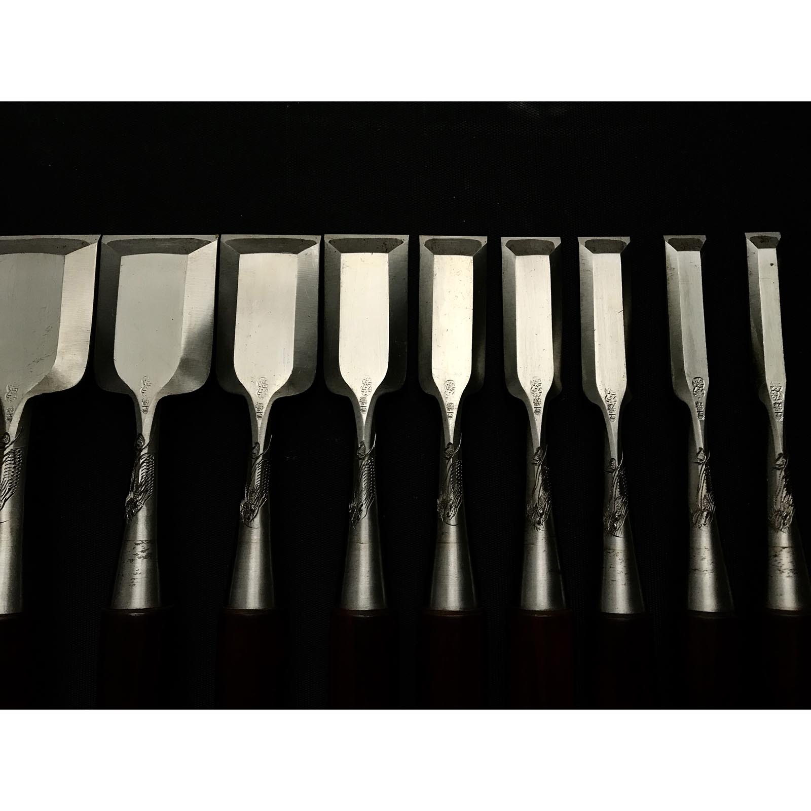 Old stock Yoshihiro Bench chisels set with Quintuple ura 芳弘 追入15本組鑿 龍彫り 五つ裏 Oiirenom