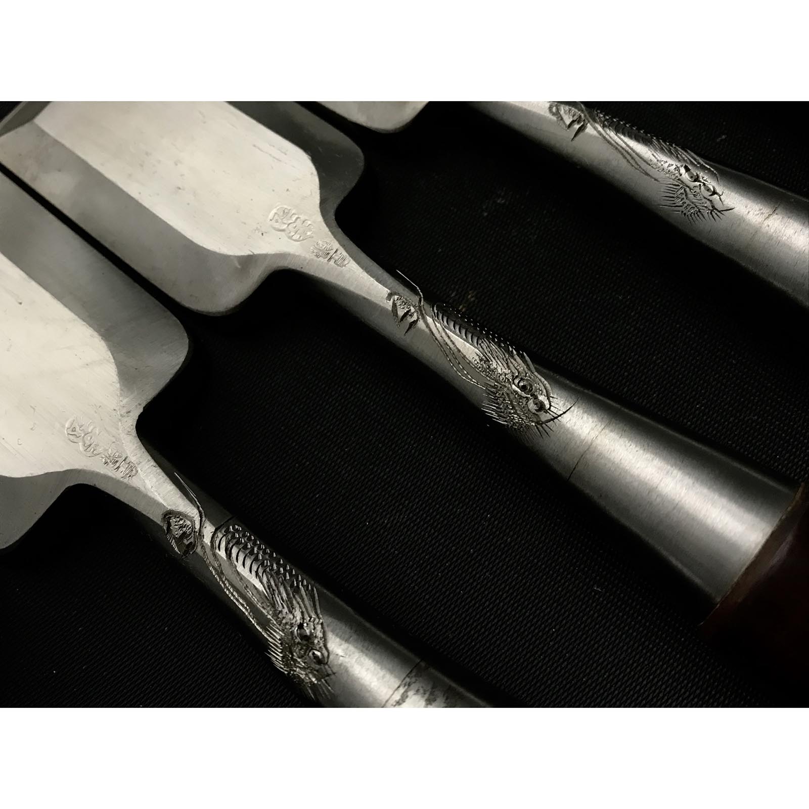 Old stock Yoshihiro Bench chisels set with Quintuple ura 芳弘 追入15本組鑿 龍彫り 五つ裏 Oiirenom