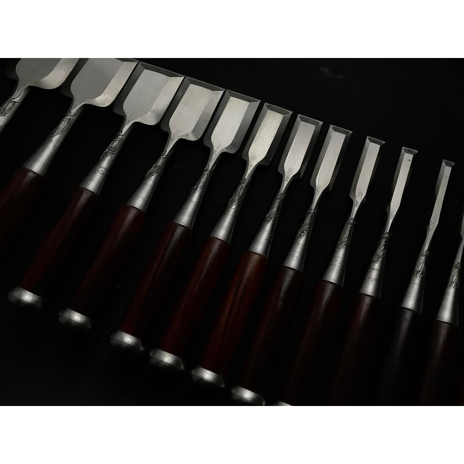 Old stock Yoshihiro Bench chisels set with Quintuple ura 芳弘 追入15本組鑿 龍彫り 五つ裏 Oiirenom