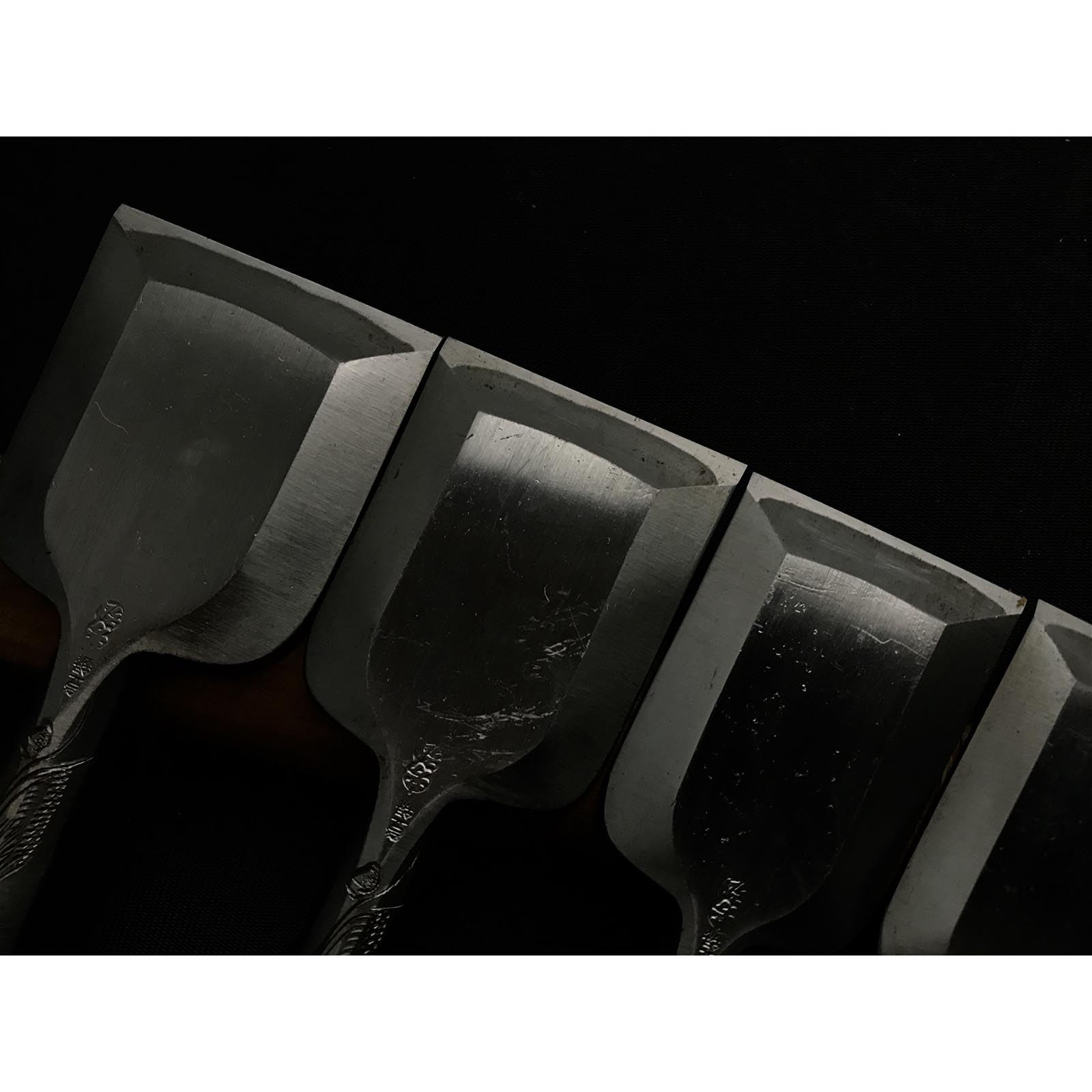 Old stock Yoshihiro Bench chisels set with Quintuple ura 芳弘 追入15本組鑿 龍彫り 五つ裏 Oiirenom