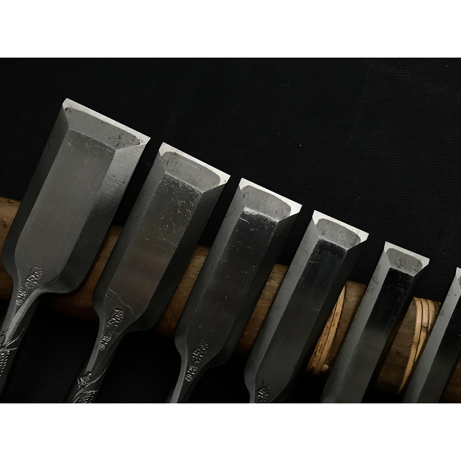 Old stock Yoshihiro Bench chisels set with Quintuple ura 芳弘 追入15本組鑿 龍彫り 五つ裏 Oiirenom