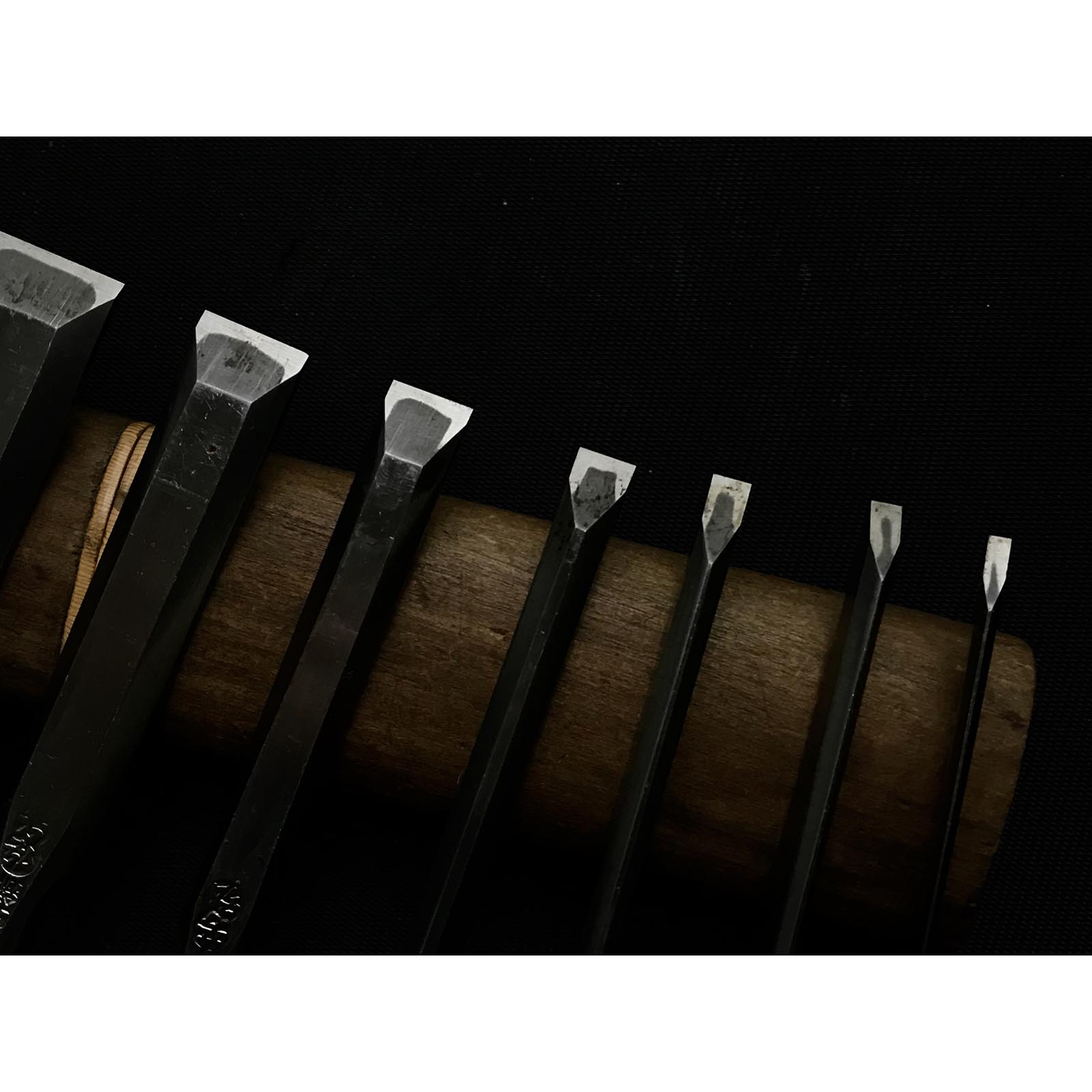 Old stock Yoshihiro Bench chisels set with Quintuple ura 芳弘 追入15本組鑿 龍彫り 五つ裏 Oiirenom