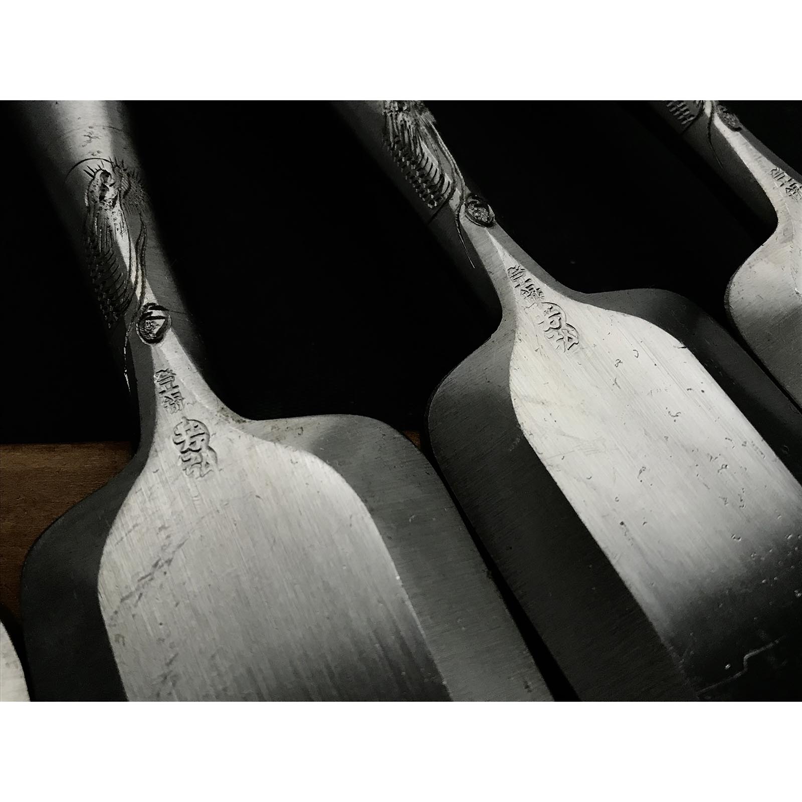 Old stock Yoshihiro Bench chisels set with Quintuple ura 芳弘 追入15本組鑿 龍彫り 五つ裏 Oiirenom