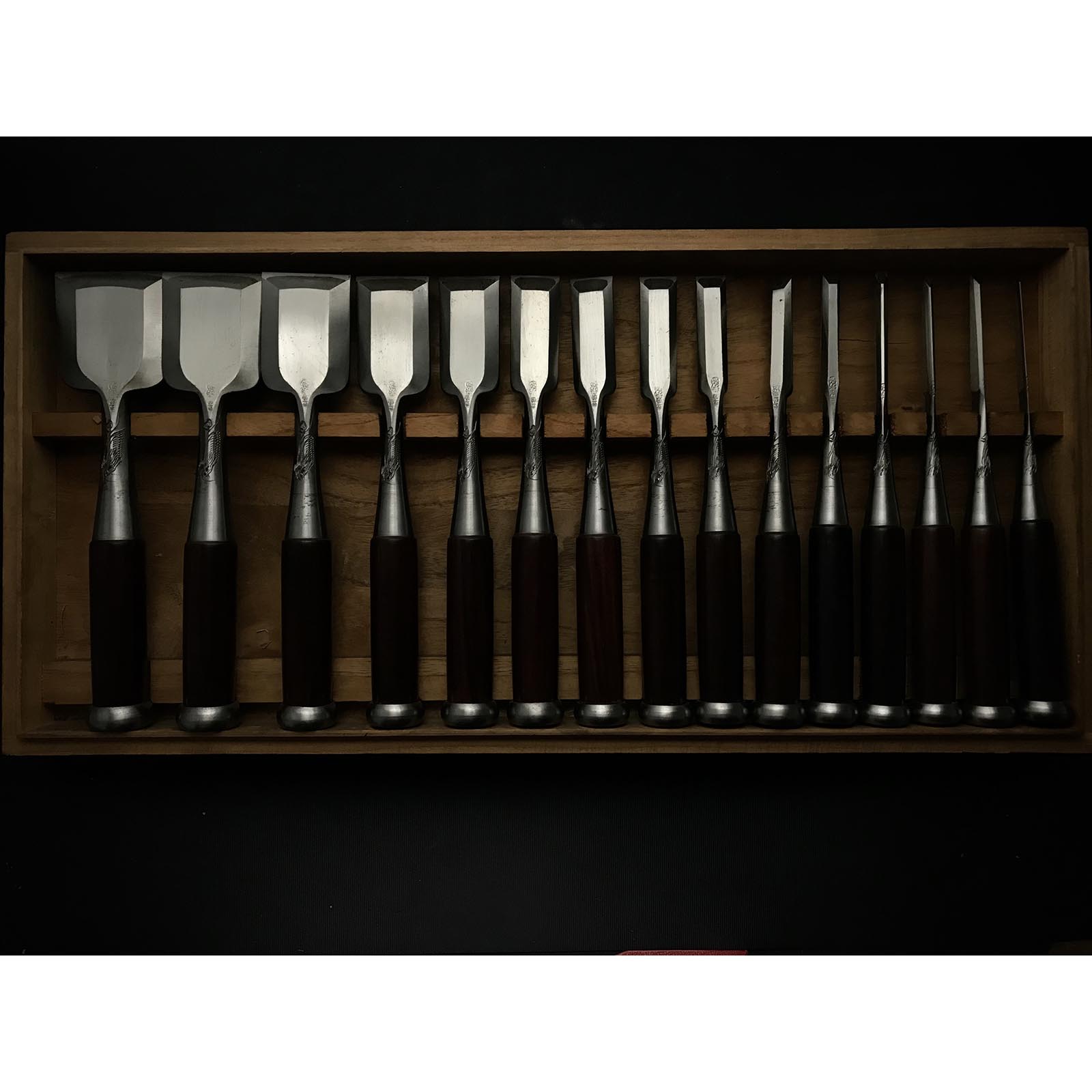 Old stock Yoshihiro Bench chisels set with Quintuple ura 芳弘 追入15本組鑿 龍彫り 五つ裏 Oiirenom