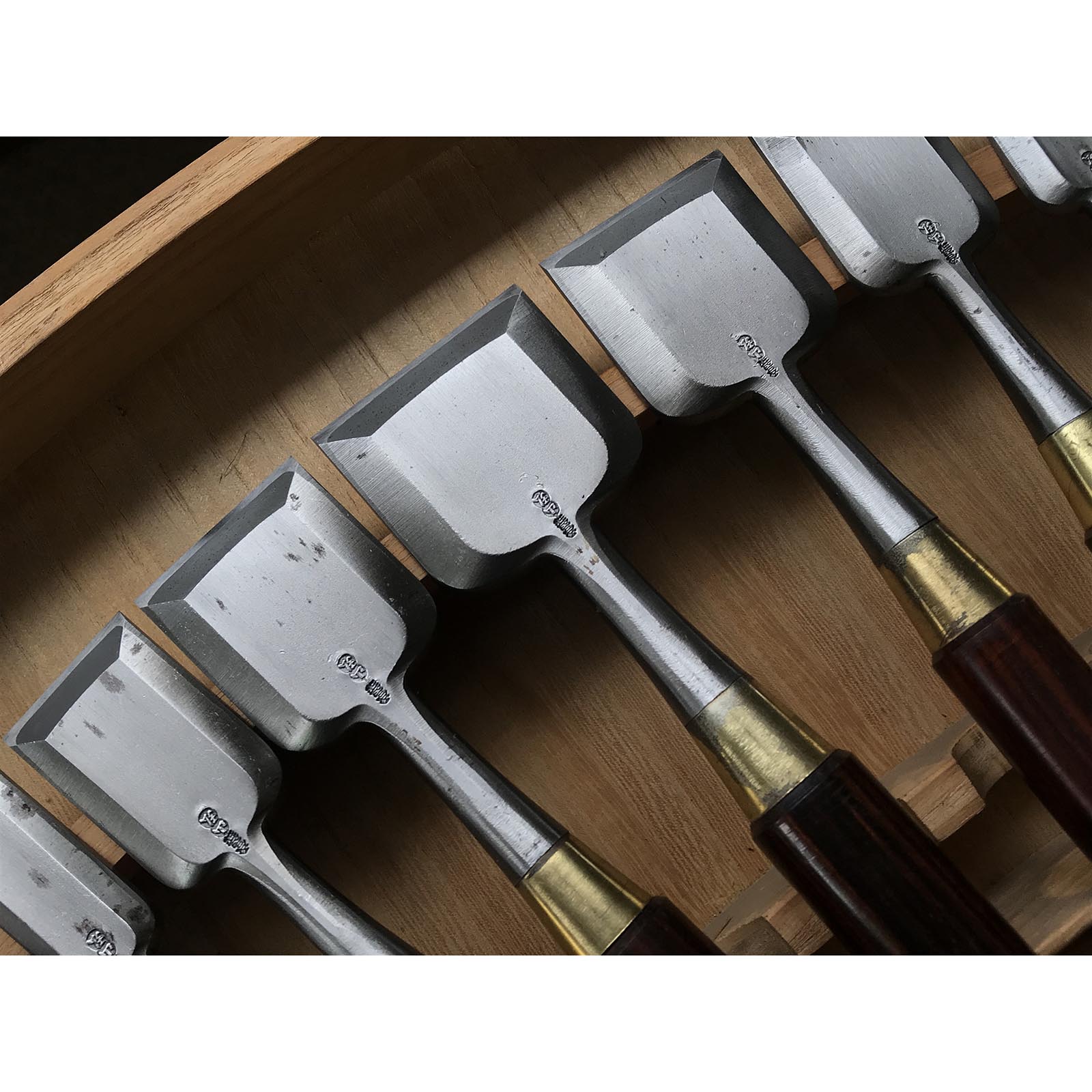Old stock Bench chisels set of Yamahiro's early works 岡山猛作 追入16本組鑿 山弘 磨仕上げ Oiirenomi
