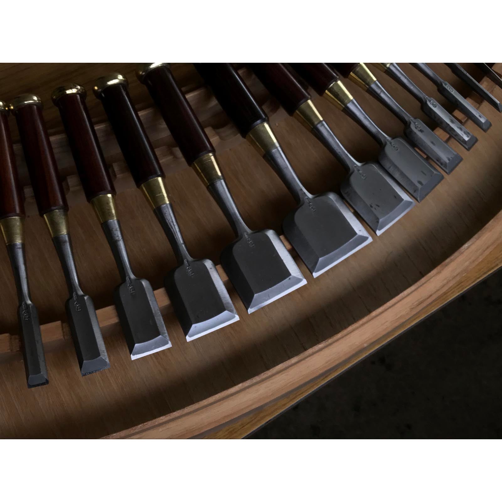 Old stock Bench chisels set of Yamahiro's early works 岡山猛作 追入16本組鑿 山弘 磨仕上げ Oiirenomi