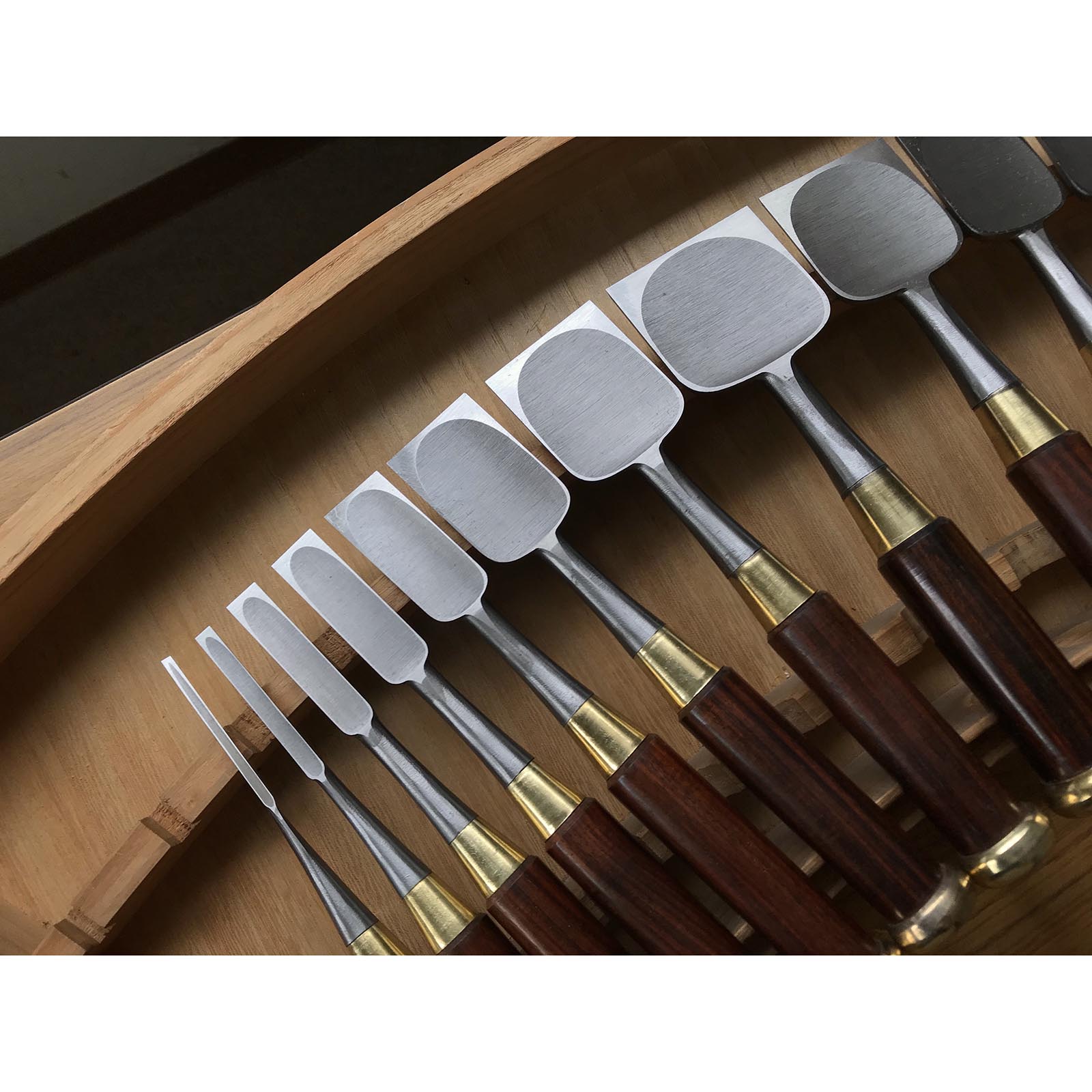 Old stock Bench chisels set of Yamahiro's early works 岡山猛作 追入16本組鑿 山弘 磨仕上げ Oiirenomi