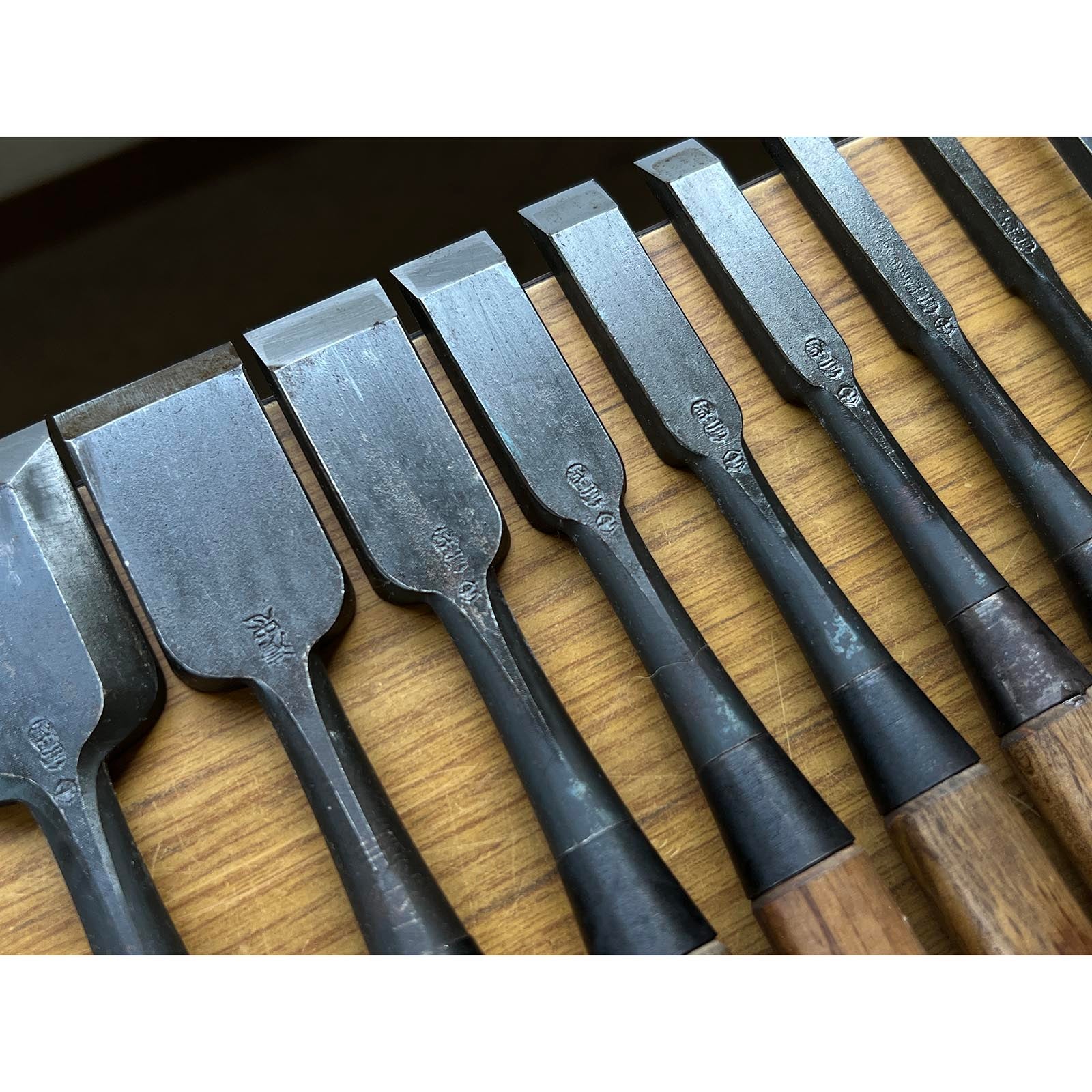 Lightly used Hidari Ichihiro Second Generation&Kiyotada Kakuuchi Bench chisels set 中古 市弘&清忠 二代目左市弘山崎勇、嶋村幸三郎作 角打追入組鑿 Oirenomi