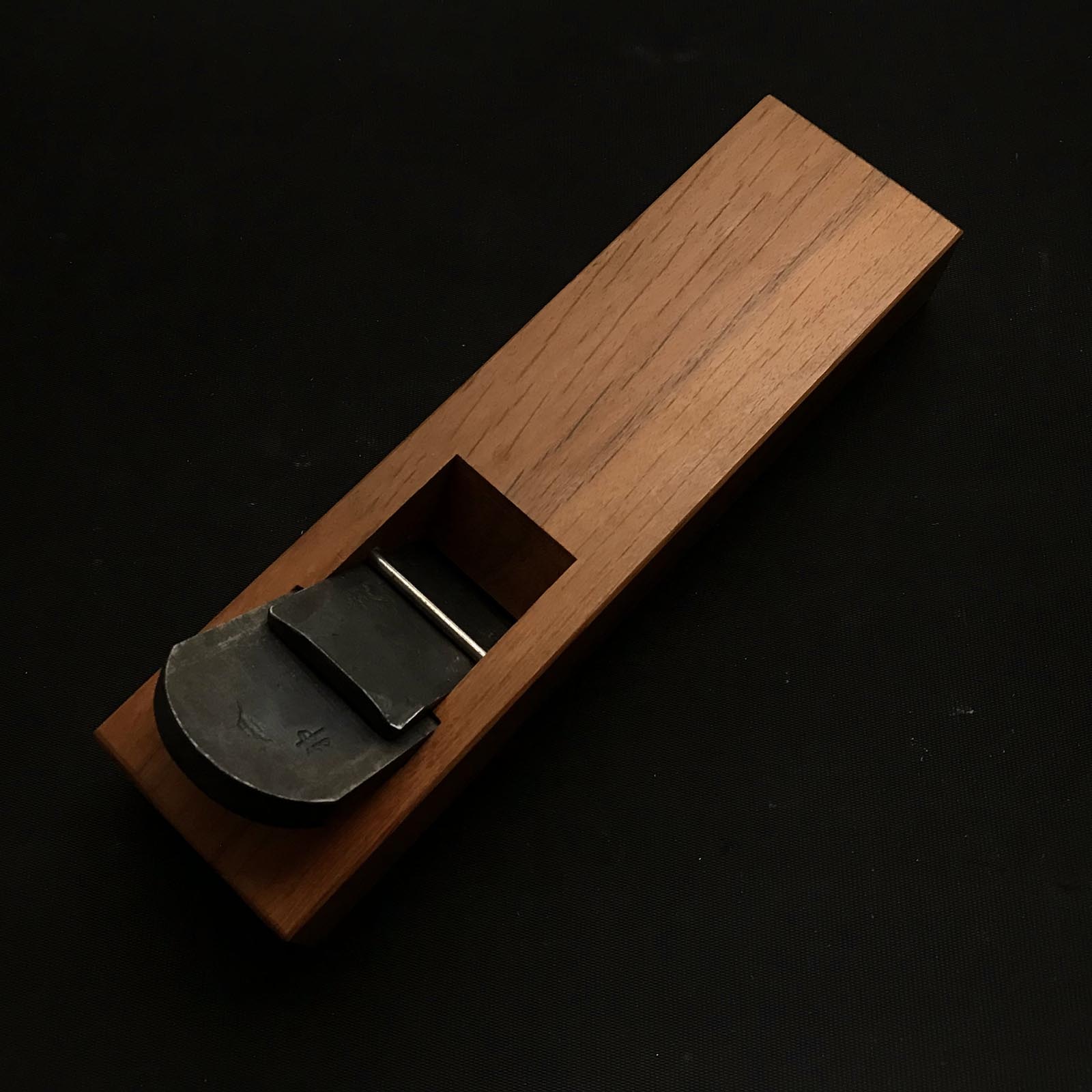 Mosaku Small flat Plane (Kanna) Sharpened も作 小鉋 極上赤樫台 42mm 本研ぎ入
