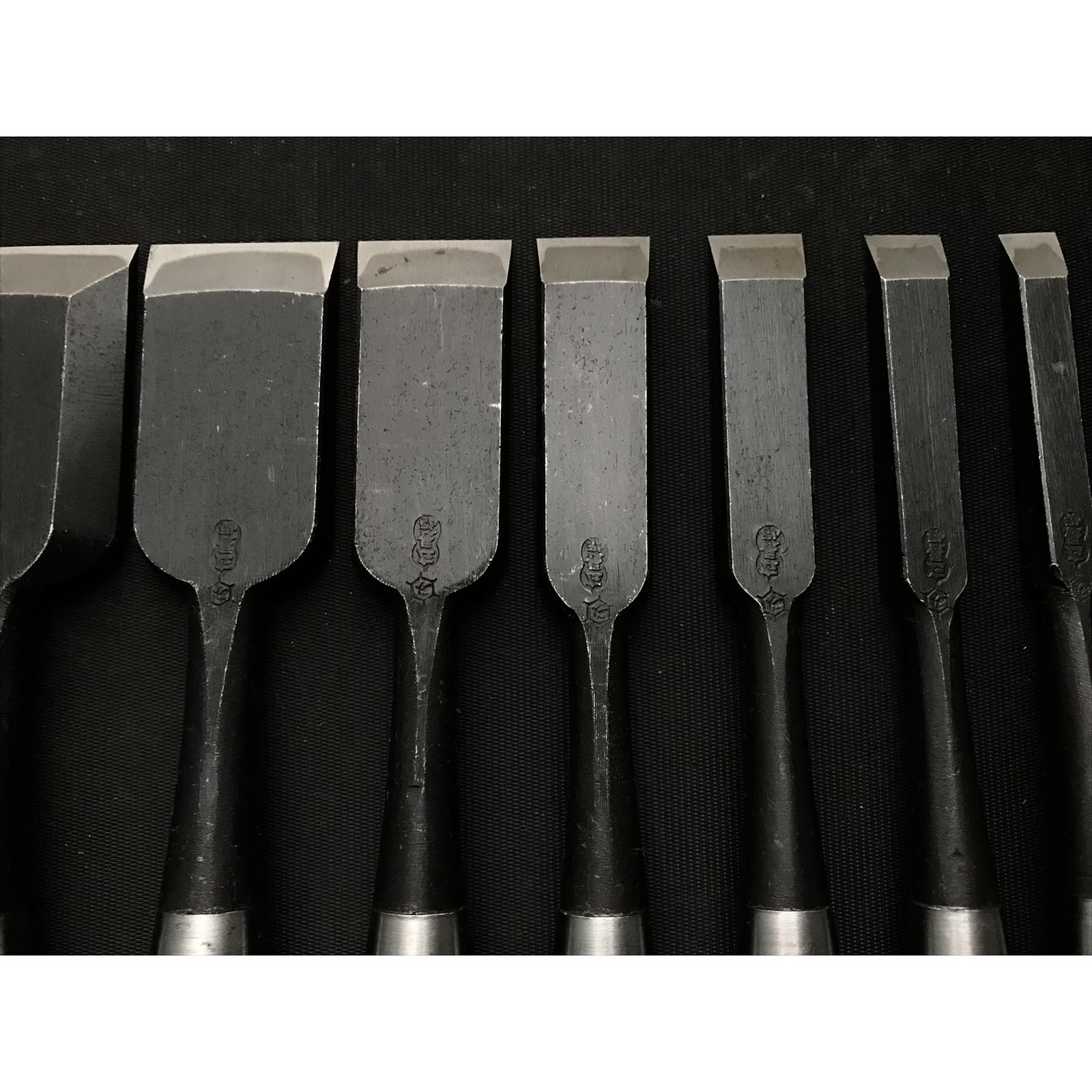 Old stock Hidari-Osahiro (Nagahiro) Kakuuchi Bench chisels set 掘出し物 左長弘 角打追入組鑿 10本組 紫檀柄 Oirenomi