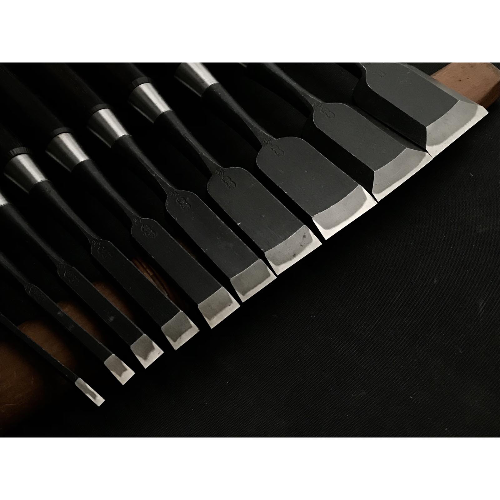 Old stock Hidari-Osahiro (Nagahiro) Kakuuchi Bench chisels set 掘出し物 左長弘 角打追入組鑿 10本組 紫檀柄 Oirenomi