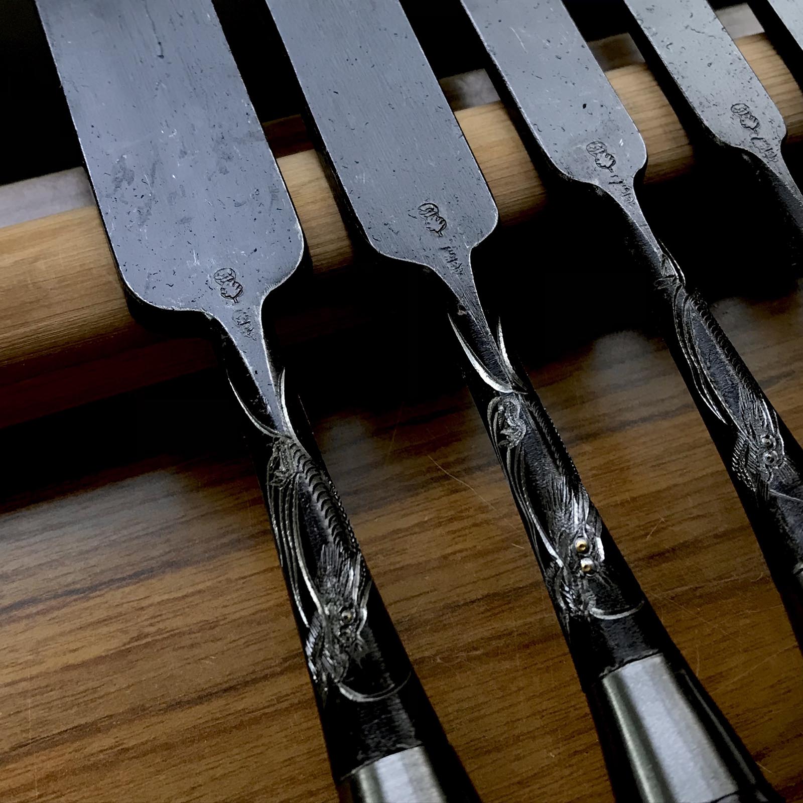 Old stock Hidemasa Paring chisels set with Dragon carving 掘出し物 秀正 紫檀柄 薄鑿6本組 Usunomi