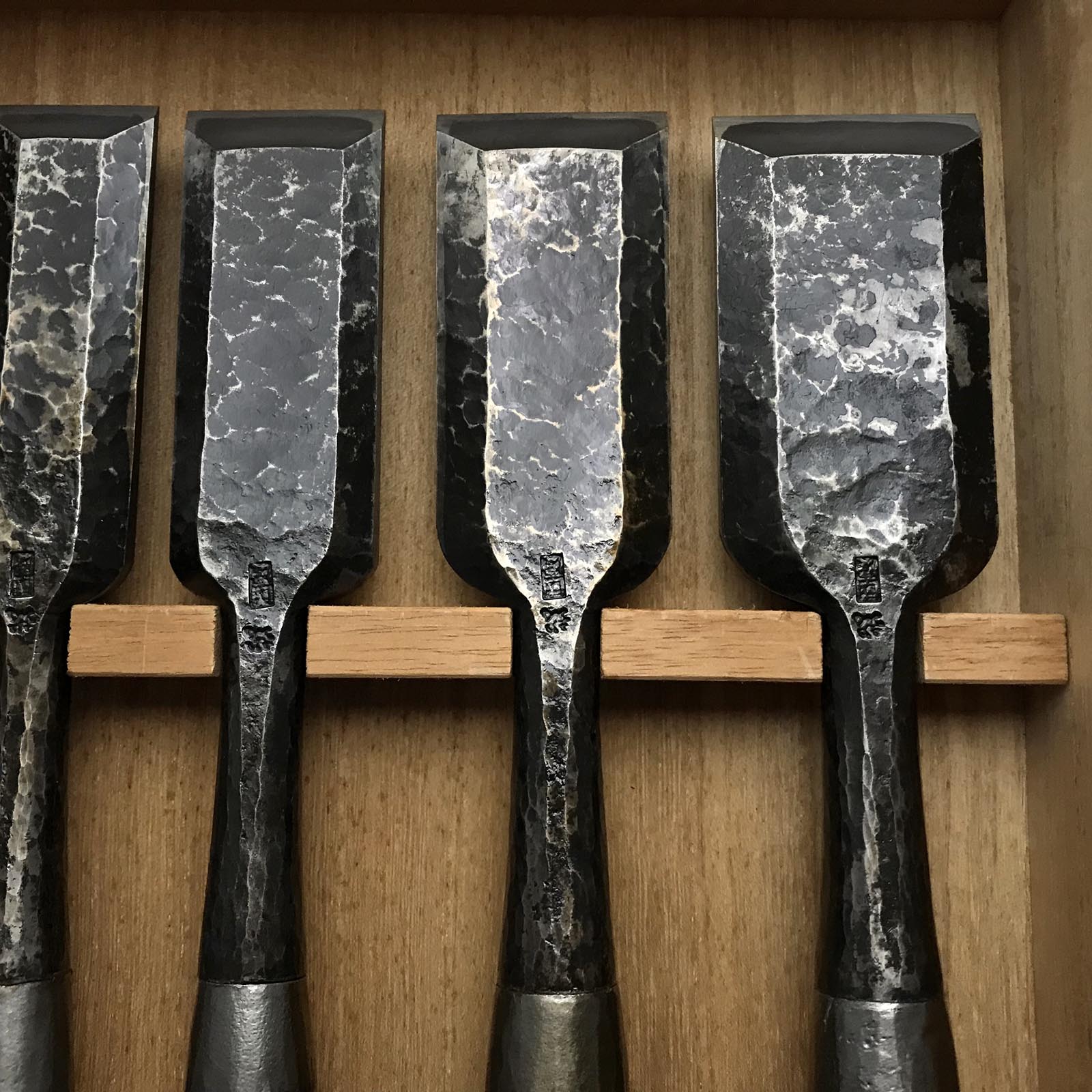 Kunikei 3rd Timber chisels set by Ikeda Yoshiro 池田慶郎氏 三代目国慶作 槌目 叩き組鑿 Tatakinomi