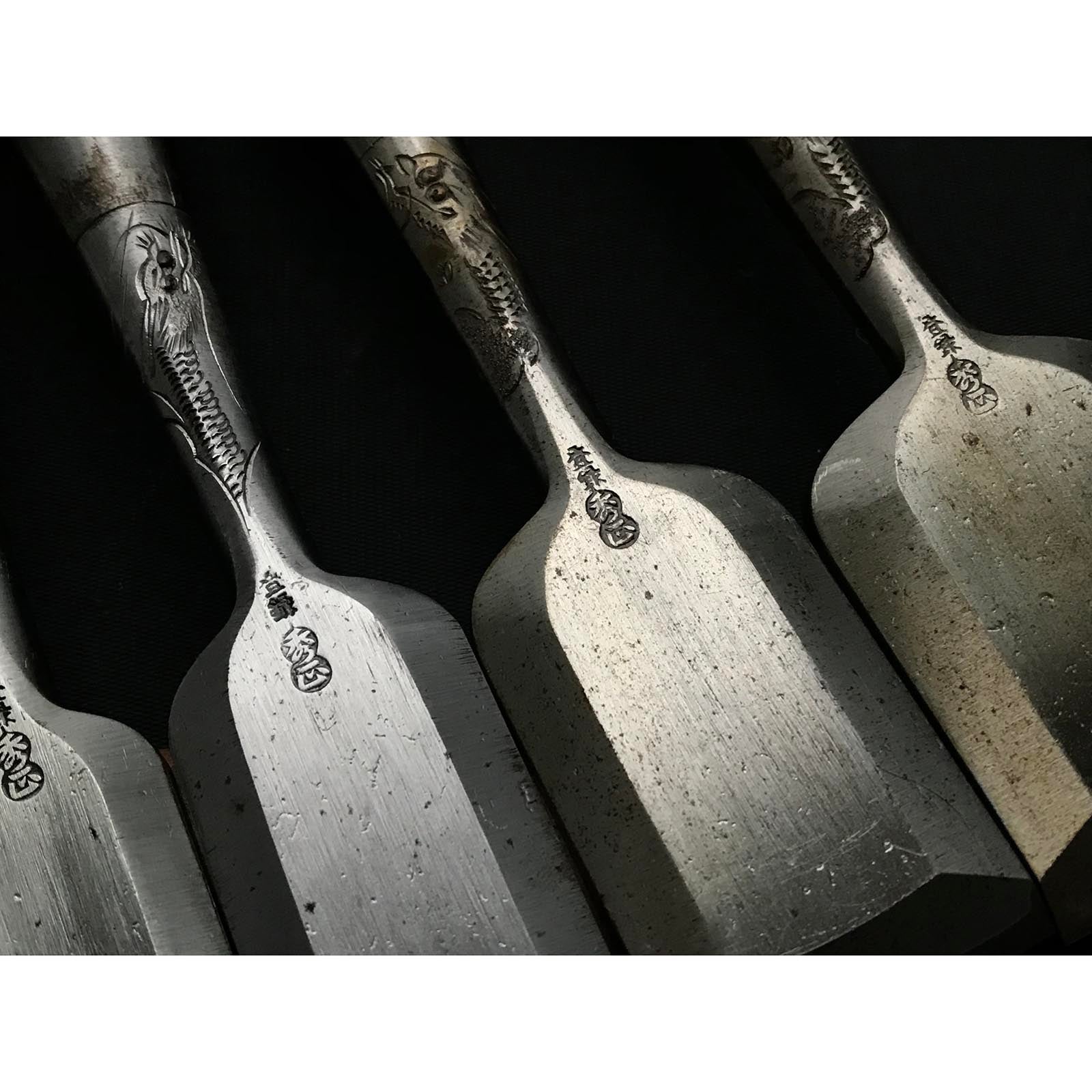 旧蔵 秀政 卓上ノミセット 龍彫り 掘り出し物 秀正 追入組鑿 黒檀柄 おいれのみ