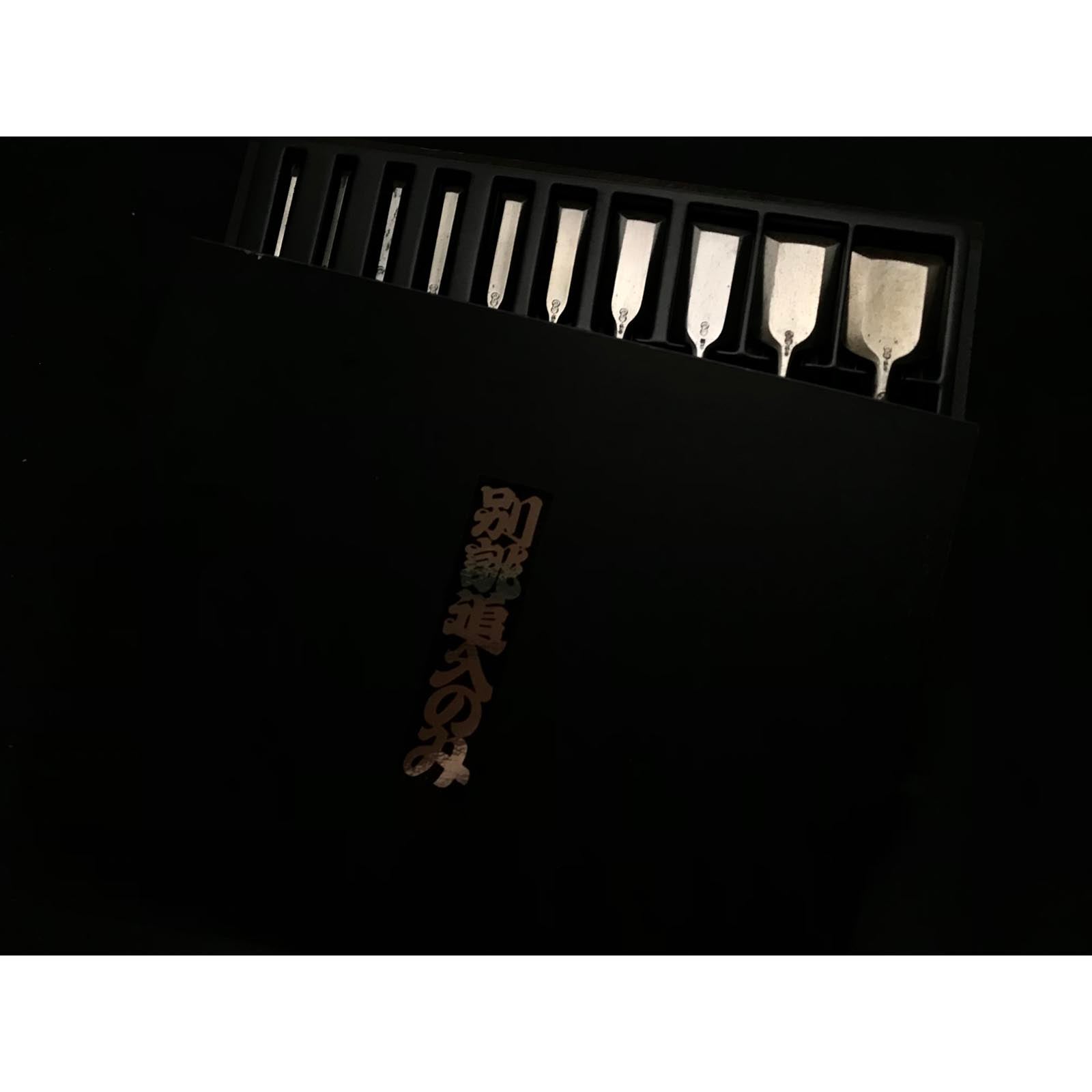 旧蔵 秀政 卓上ノミセット 龍彫り 掘り出し物 秀正 追入組鑿 黒檀柄 おいれのみ