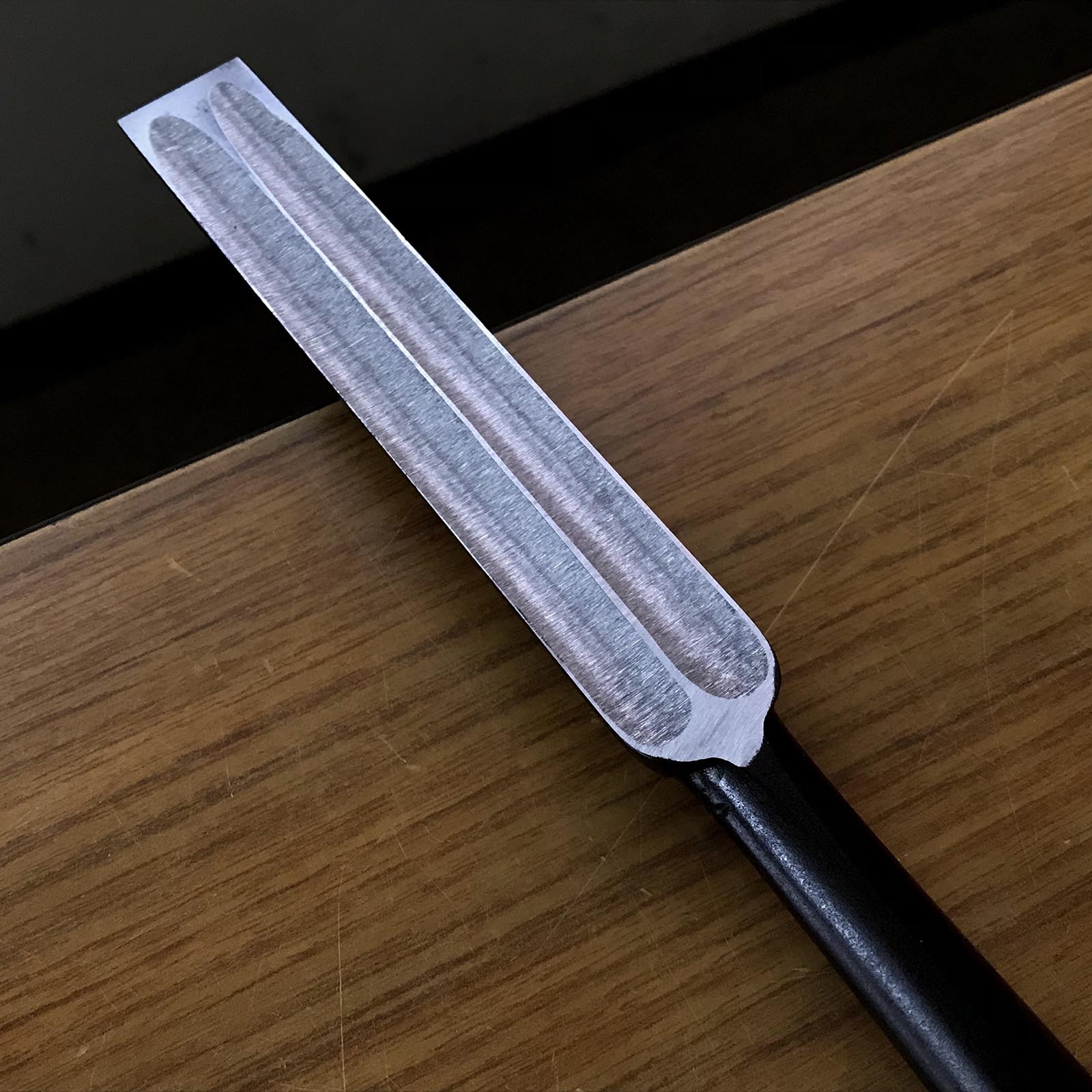 旧株 友弘 鑿(おおつきのみ、ほんつきのみ) 掘り出し物 友弘 本突き鑿 紫檀柄 24mm