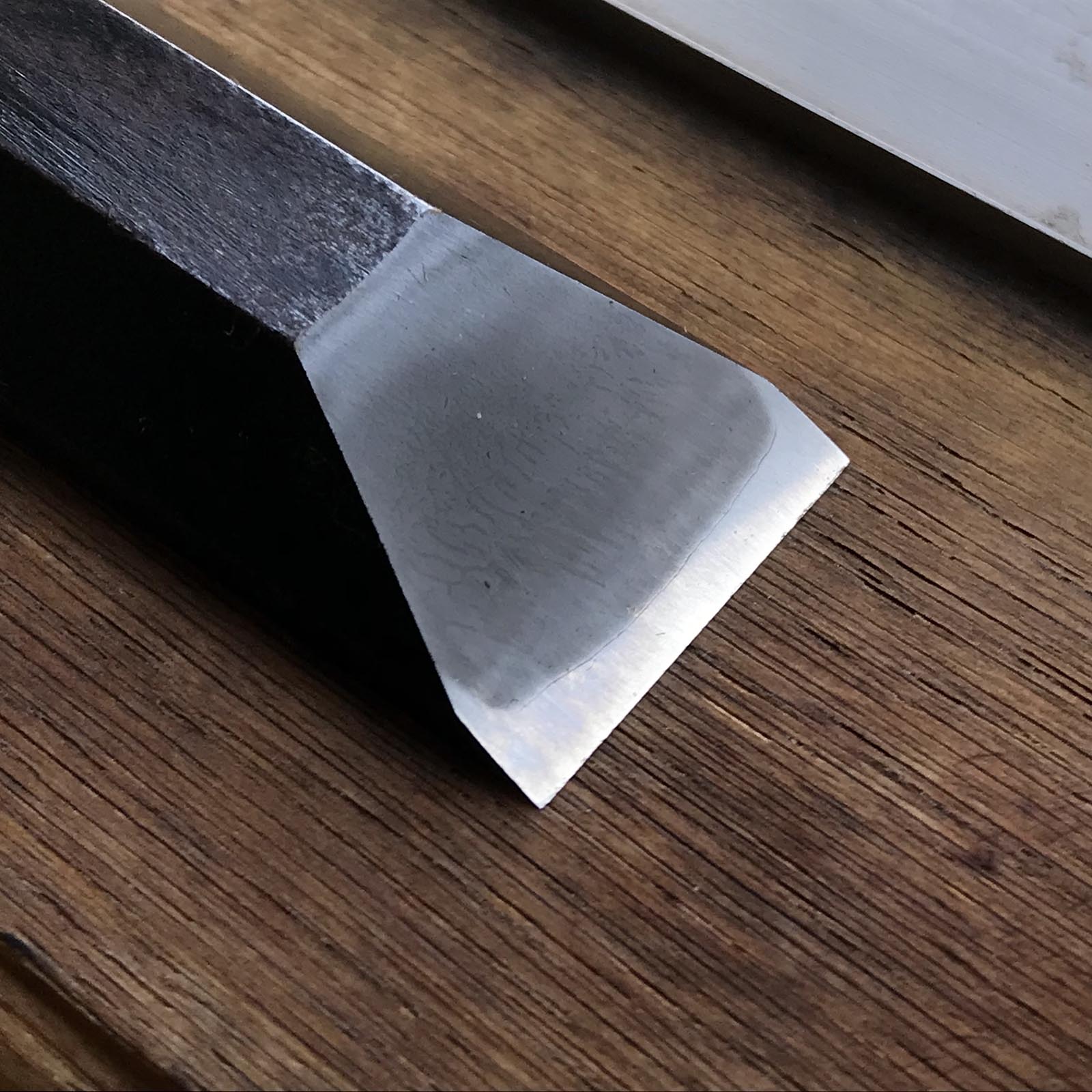 旧株 友弘 鑿(おおつきのみ、ほんつきのみ) 掘り出し物 友弘 本突き鑿 紫檀柄 24mm