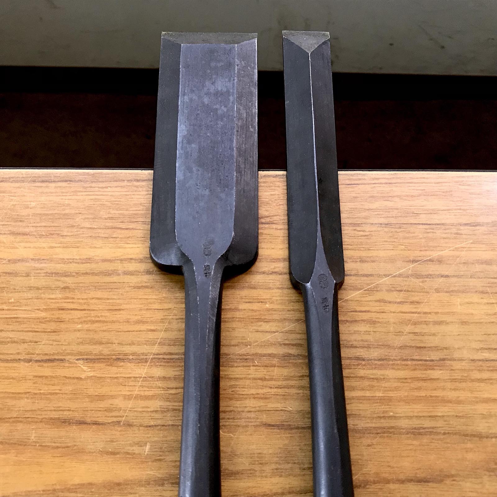 Old stock Kenshin Slick Chisels set (Ootsuki-nomi, Hontsuki-Nomi) 掘出し物 謙信 本突き組鑿 48mm 24mm