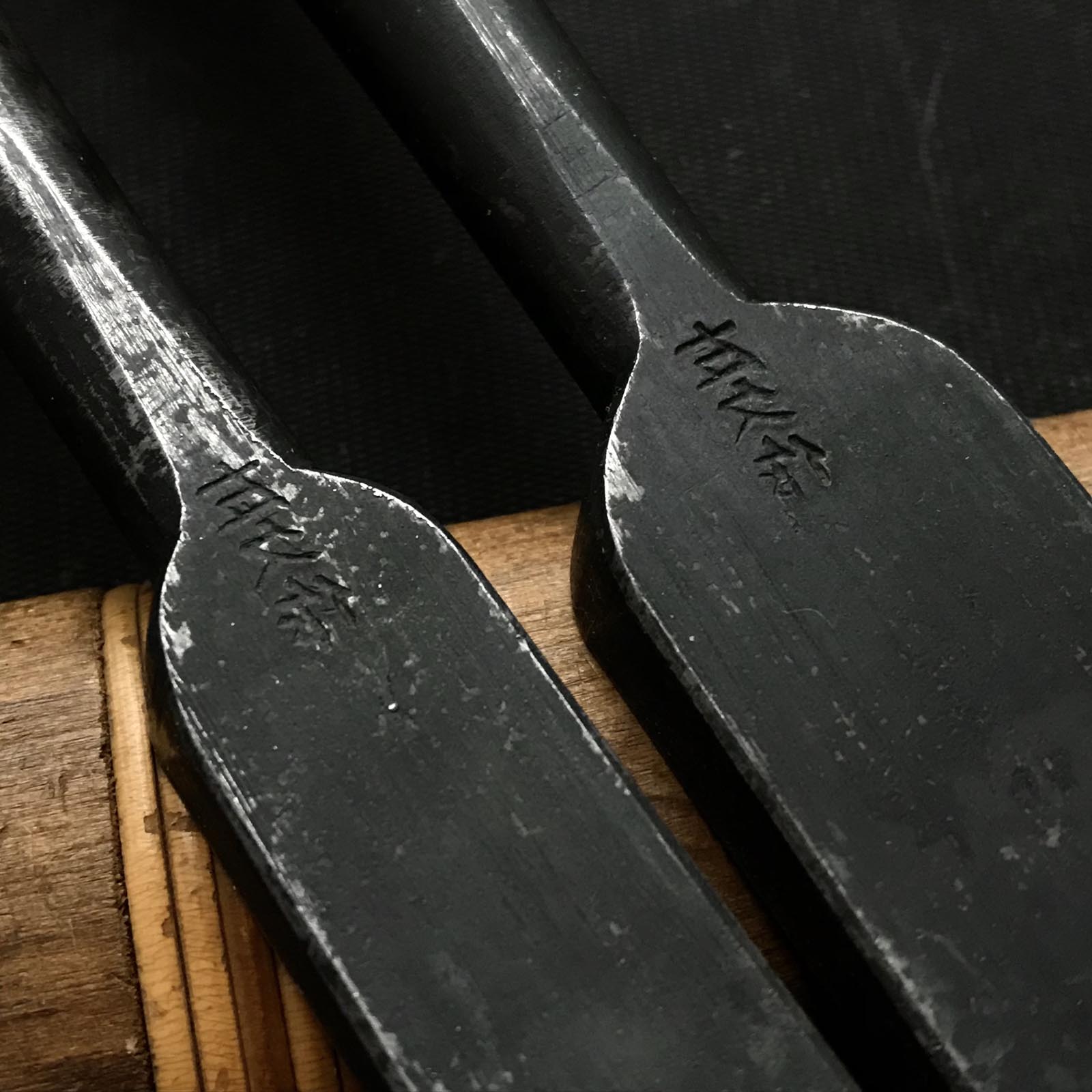 左久作二代目 卓上ノミセット 鞘付 二代目左久作 特注 和鉄 角打追入鑿 2本セット 鞘付